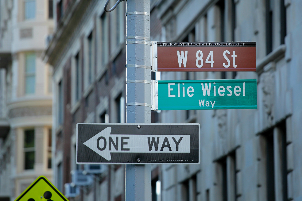 Nueva York rebautiza esquina en homenaje a Elie Wiesel, sobreviviente del Holocausto