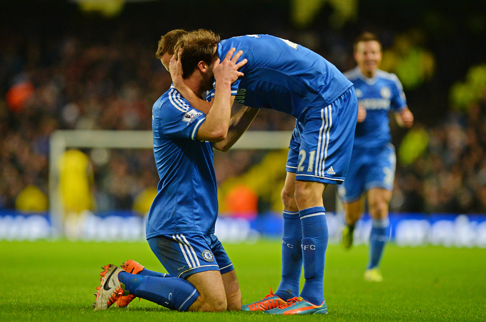 Chelsea vence e iguala en la Premier a Manchester City