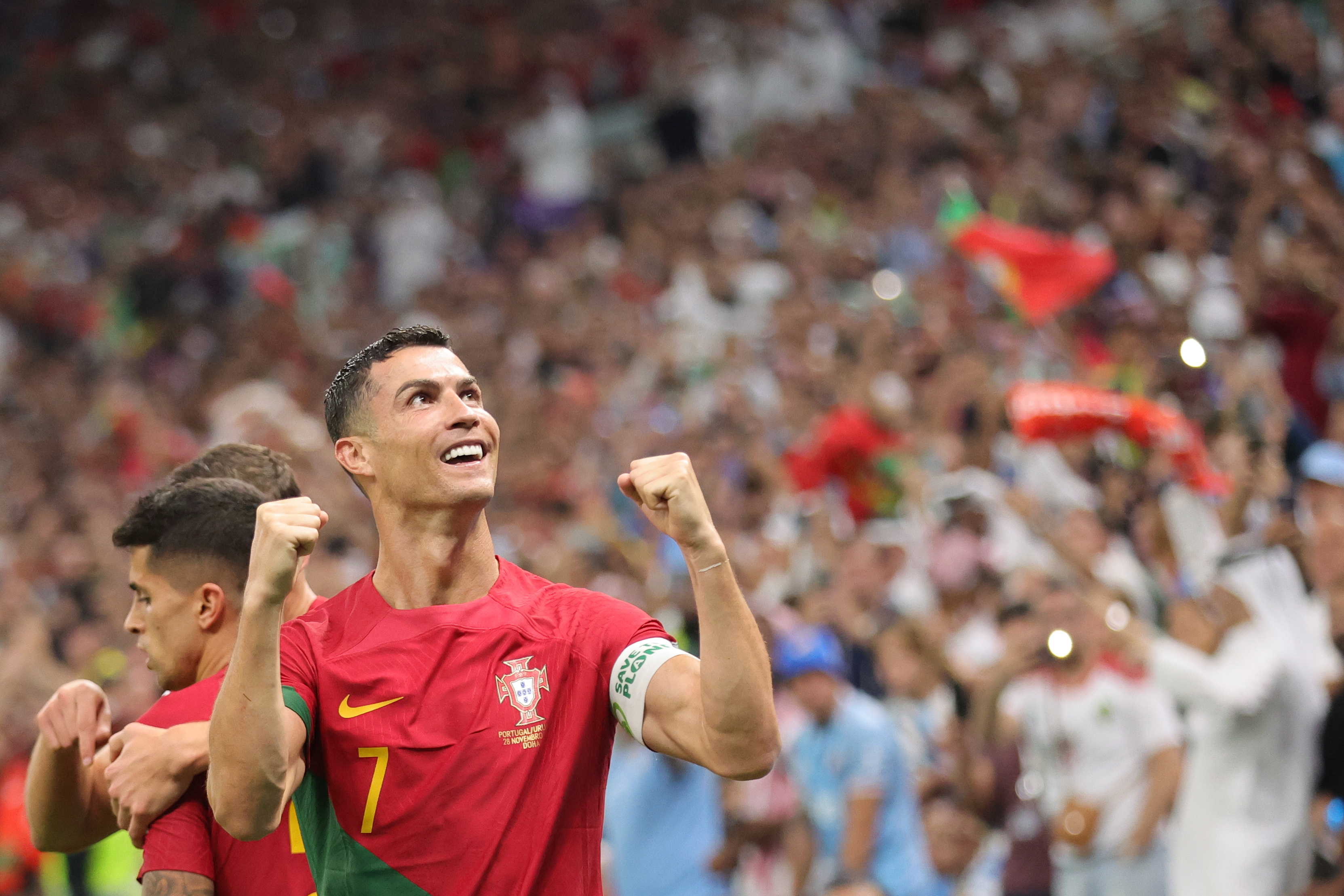 Lusail (Qatar), 28/11/2022.- Cristiano Ronaldo of Portugal celebrates after scoring the 1-0 during the FIFA World Cup 2022 group H soccer match between Portugal and Uruguay at Lusail Stadium in Lusail, Qatar, 28 November 2022. (Mundial de Fútbol, Estados Unidos, Catar) EFE/EPA/Abir Sultan