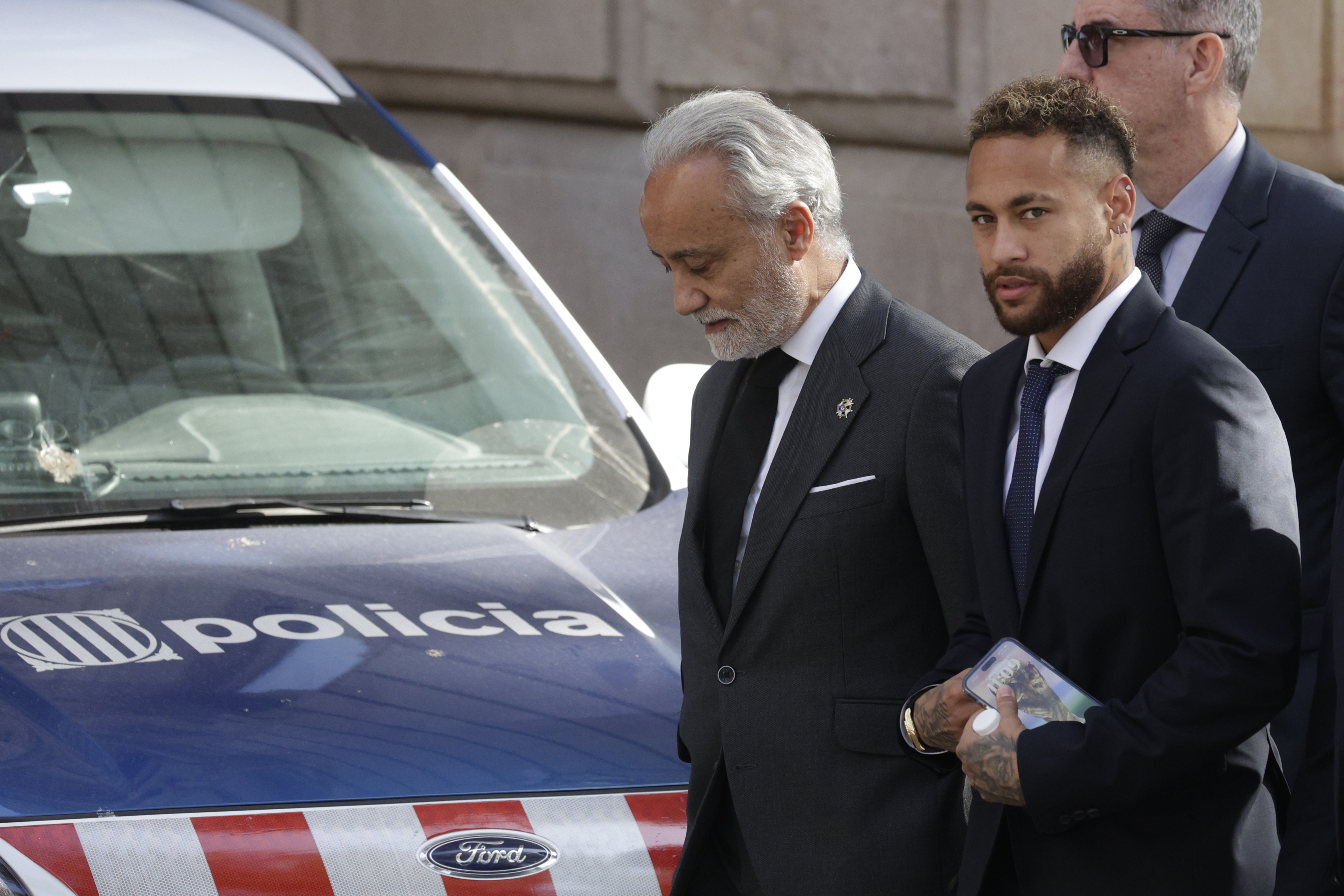 Neymar y su padre niegan irregularidades en juicio por traspaso al Barcelona