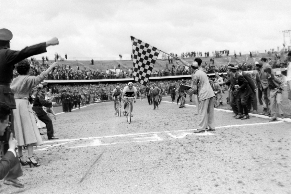 Me conmovió y me llegó al alma ver a esos pioneros del ciclismo, flacos, escuálidos, demacrados, embarrados de pies a cabeza (el único que llegó limpio fue el campeón porque subía con tanta ventaja que pudo detenerse en una quebradita cercana al Salto de Tequendama para bañarse). Dos años después vi pasar a Ramón Hoyos ensangrentado porque los capitalinos, hinchas furibundos de Forero, lo recibieron, como se dijo entonces, “con pétalos de piedra”.