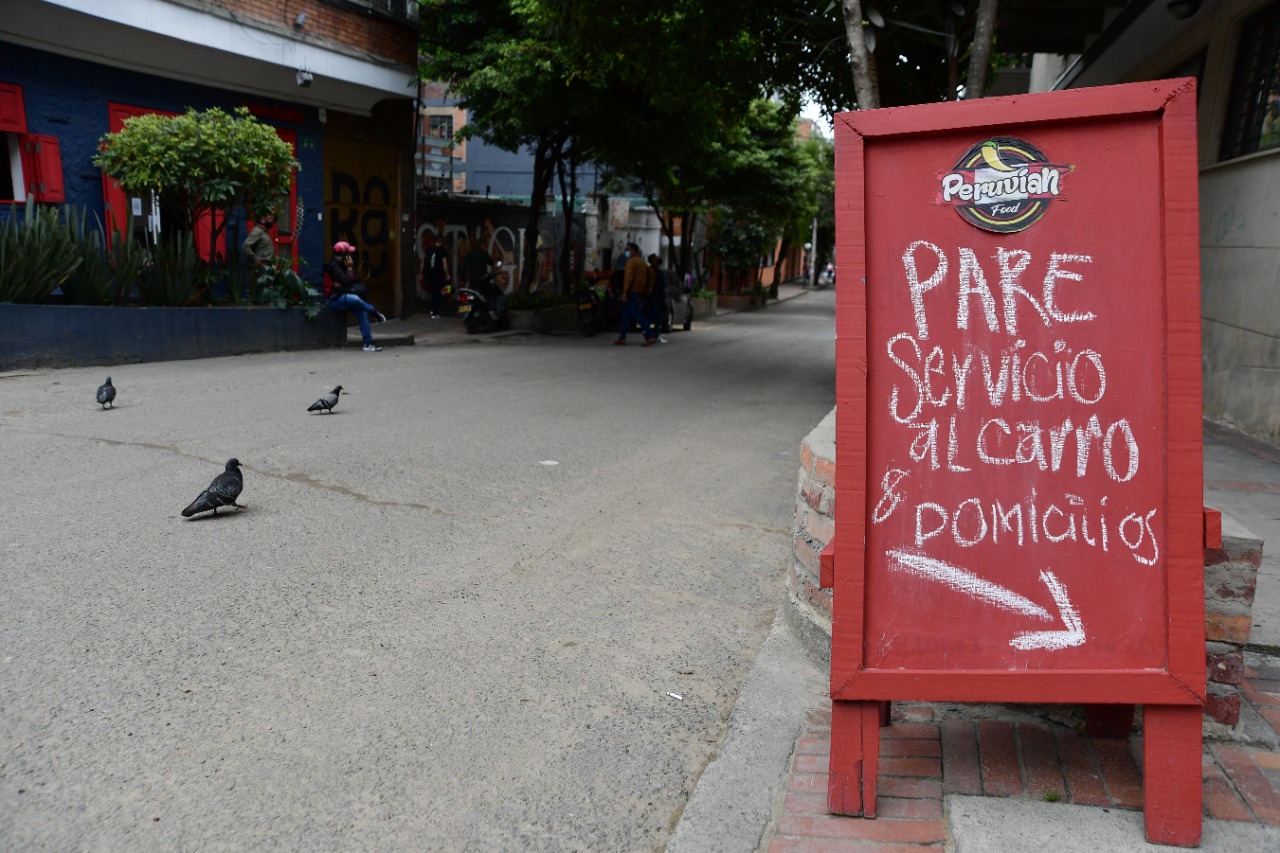 Los dueños de restaurantes de la zona intentan mantener su negocio a través de servicio a domicilio y ventas desde los carros.