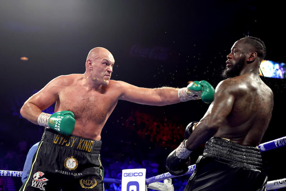 Tyson Fury (izquierda) rompe una racha de 42 combates sin conocer la derrota para Deontay Wilder (derecha). / AFP