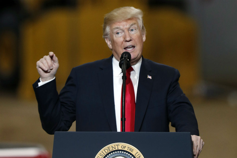 Trump inicia proceso para reducir los requisitos ambientales de los carros