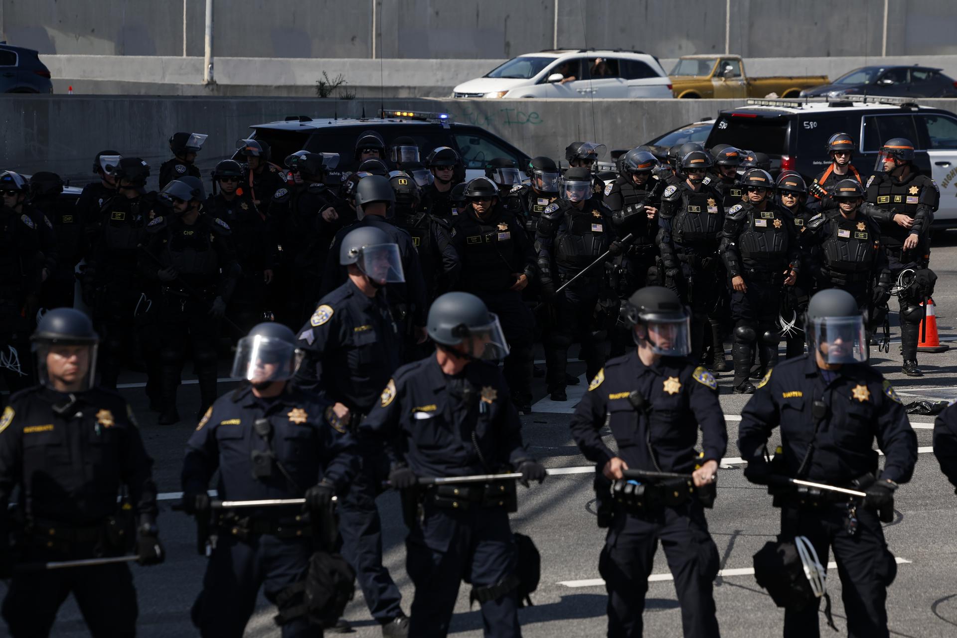 LOS ANGELES (USA), 11/06/2025.- California Highway Patrol (CHP) officers stand on the freeway after protesters accessed the highway in Los Angeles, California, USA, 10 June 2025. US President Donald Trump has deployed 2,000 National Guard troops, despite not receiving a request from the state of California for any additional assistance, following large protests against ongoing immigration enforcement raids in the Los Angeles area over the last few days. (Protestas) EFE/EPA/CAROLINE BREHMAN
