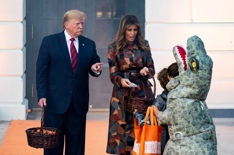El presidente estadounidense, Donald J.Trump (izquierda), y la primera dama, Melania Trump (centro), le entregaron dulces a niños disfrazados, este lunes, durante un evento en la Casa Blanca, días antes de la festividad de Halloween en Washington (Estados Unidos). / EFE
