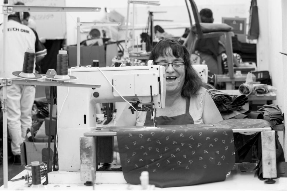 El taller colombiano que empodera a mujeres mientras confeccionan su futuro