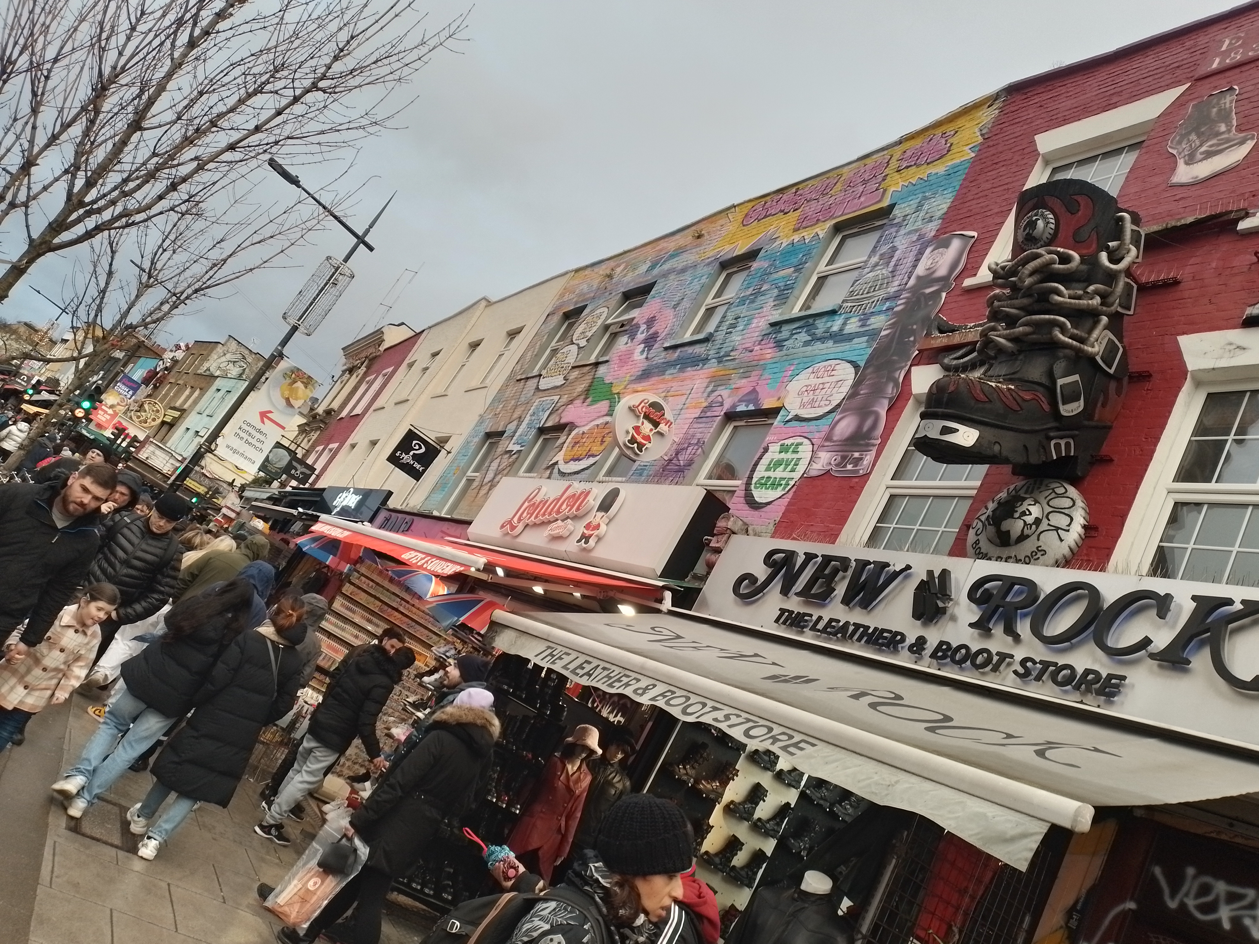 Camden Town es un lugar famoso dentro del barrio londinense de Camden, por su mercado y por la vida alternativa de sus habitantes.