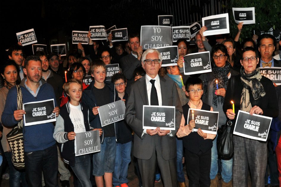 Así fue la manifestación en el Liceo Francés en rechazo a la masacre perpetrada por islamistas en el diario Charlie Hebdo de París. 