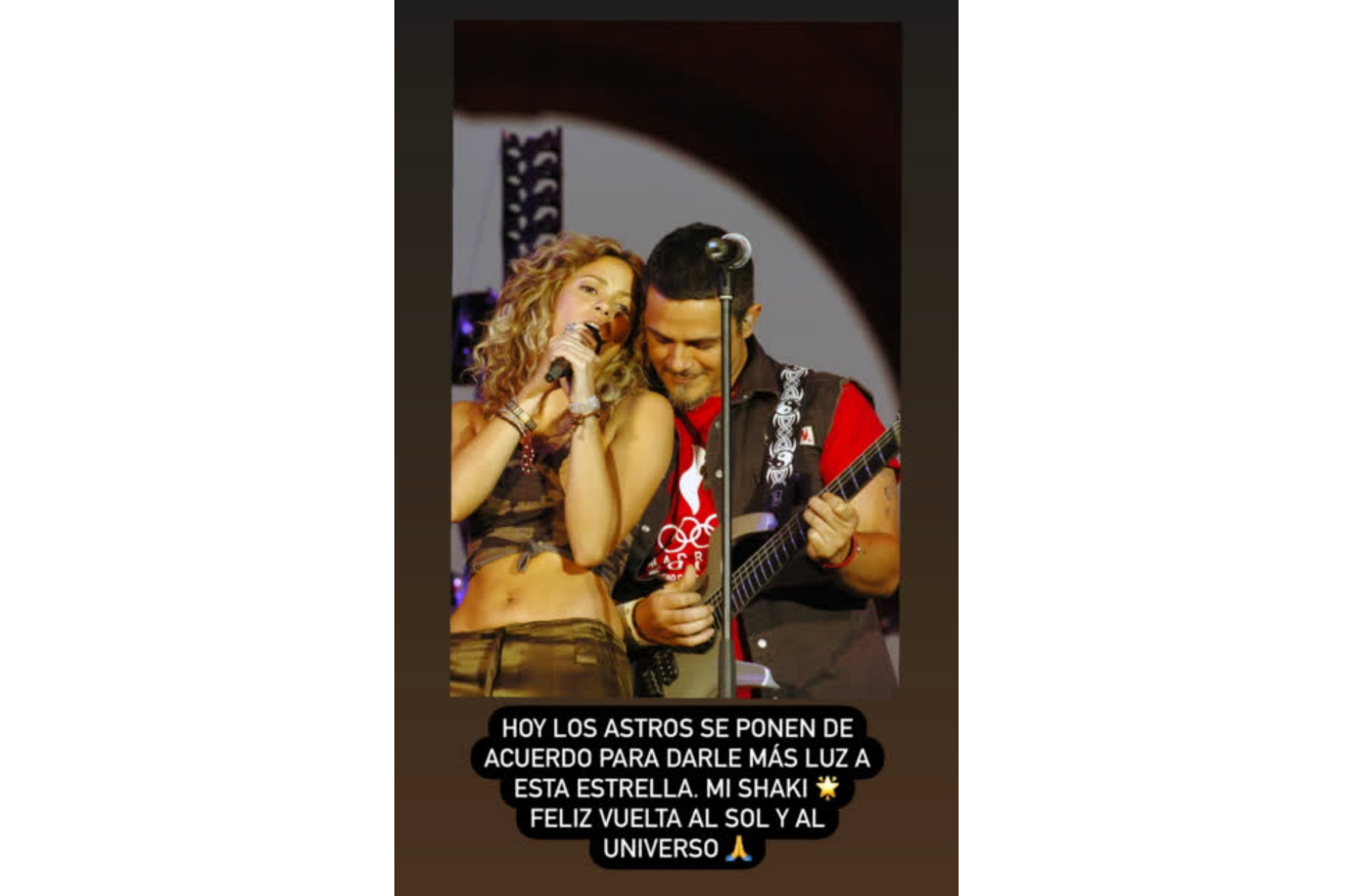 El español compartió una imagen que tiene con la colombiana durante un concierto.