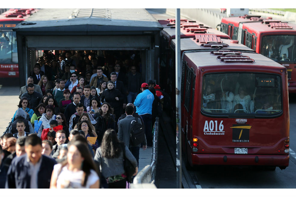 Libre hombre señalado de empujar a joven a carril de Transmilenio