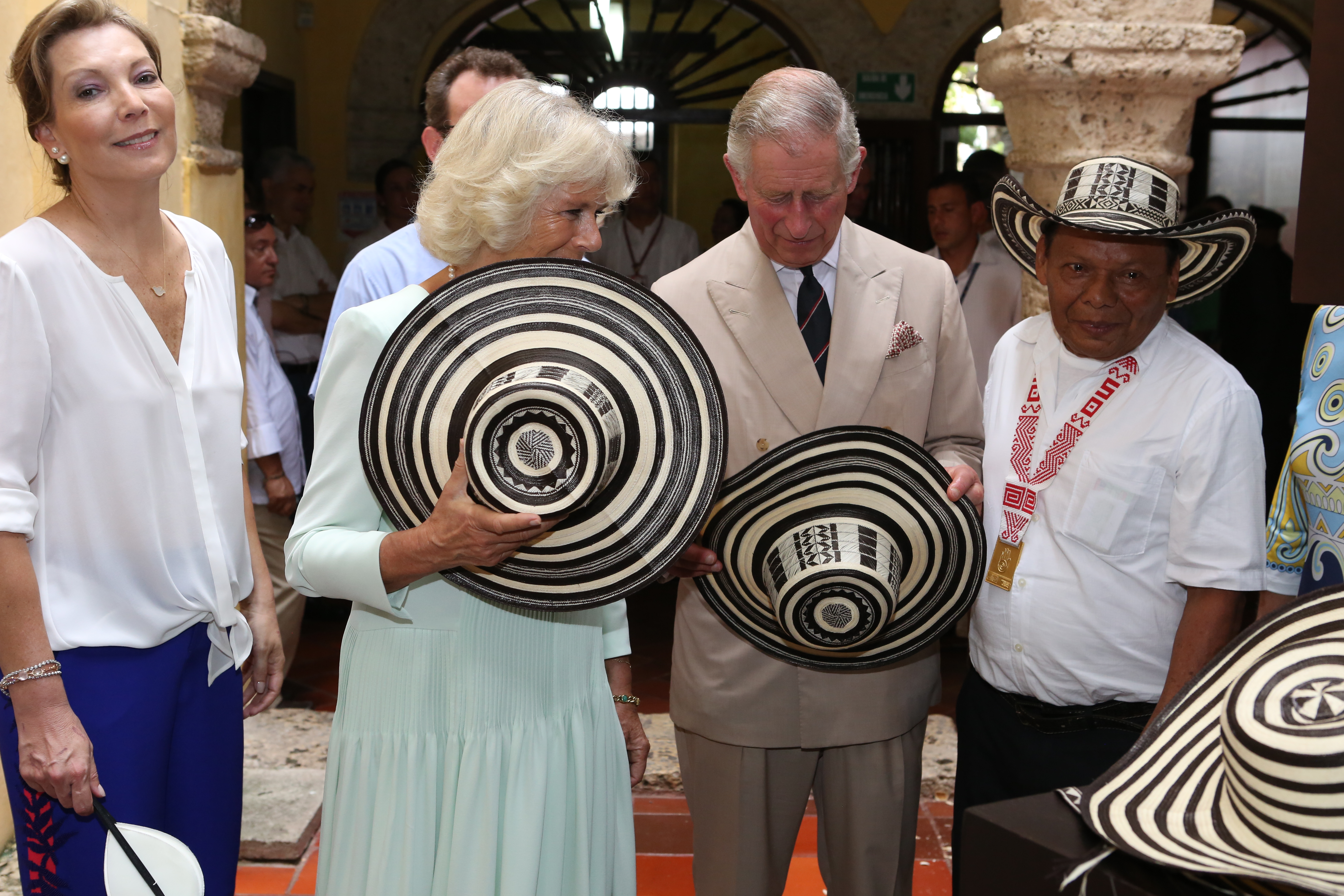 Cuando aún era príncipe de Gales, Carlos vino a Colombia en compañía de su esposa, Camila, entonces duquesa de Cornualles, para reforzar las relaciones con Reino Unido. Fu recibido por el presidente Juan Manuel Santos y visitó proyectos de agricultura sostenible en varias partes del país.