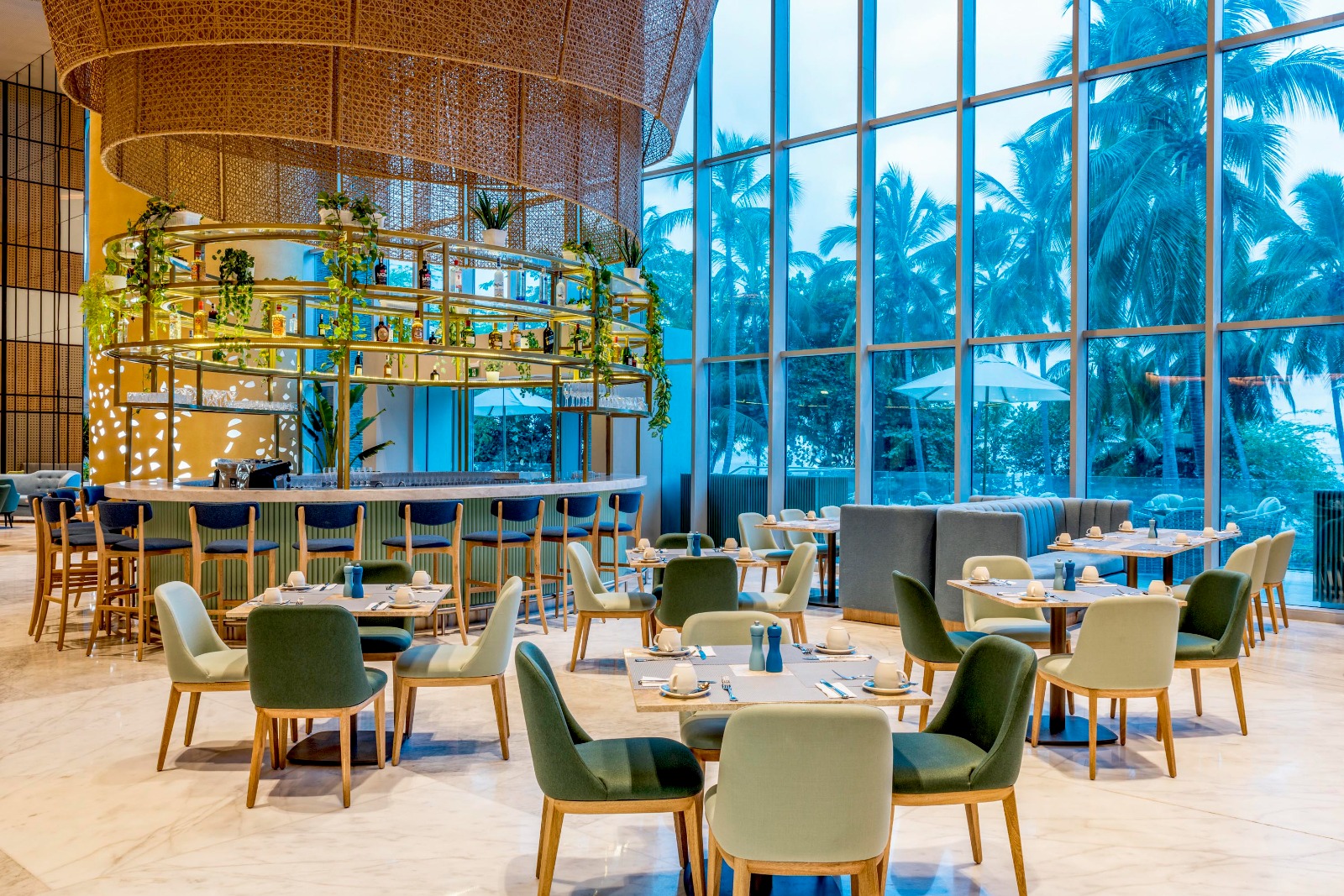 Nuggu ofrece comida típica de Colombia con vista al mar, mientras que Waku sirve pescados y mariscos frescos del día junto a la piscina. Visite la sala de estar en el último piso, Sikunu, y el bar junto a la piscina, Uzu, para disfrutar de una cerveza, un vino o un cóctel artesanal en un ambiente animado.