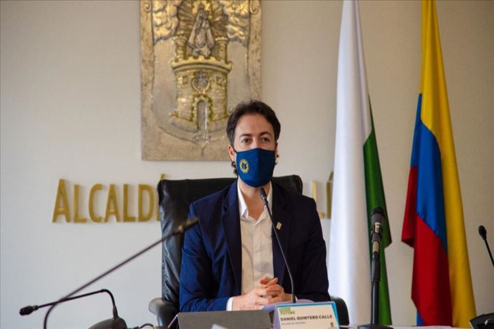 Críticas a Daniel Quintero por anuncio de retiro de tapabocas