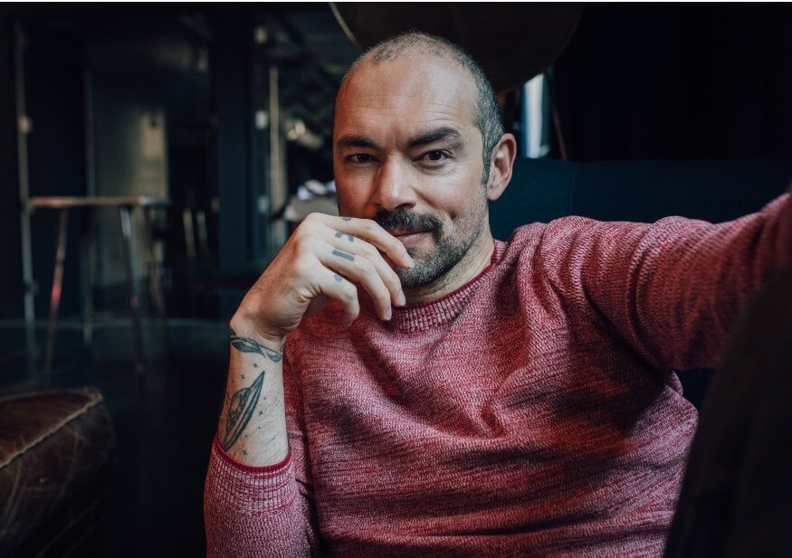 Santiago Cruz le canta a los desafíos cotidianos en «Hay días»