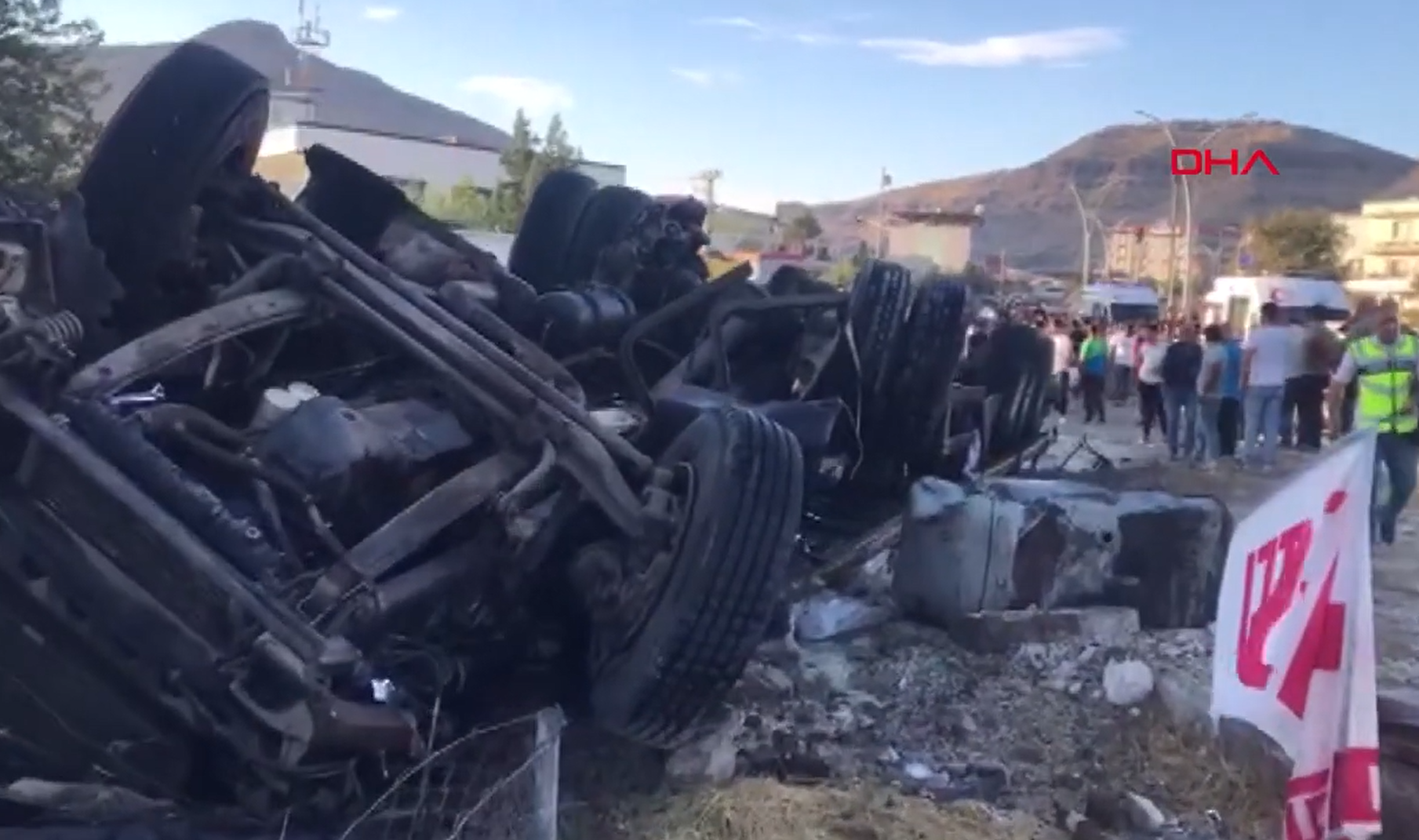 Un camión que se había quedado sin frenos arrolló a una multitud en la ciudad de Derik, a unos 250 kilómetros al este del primer accidente.