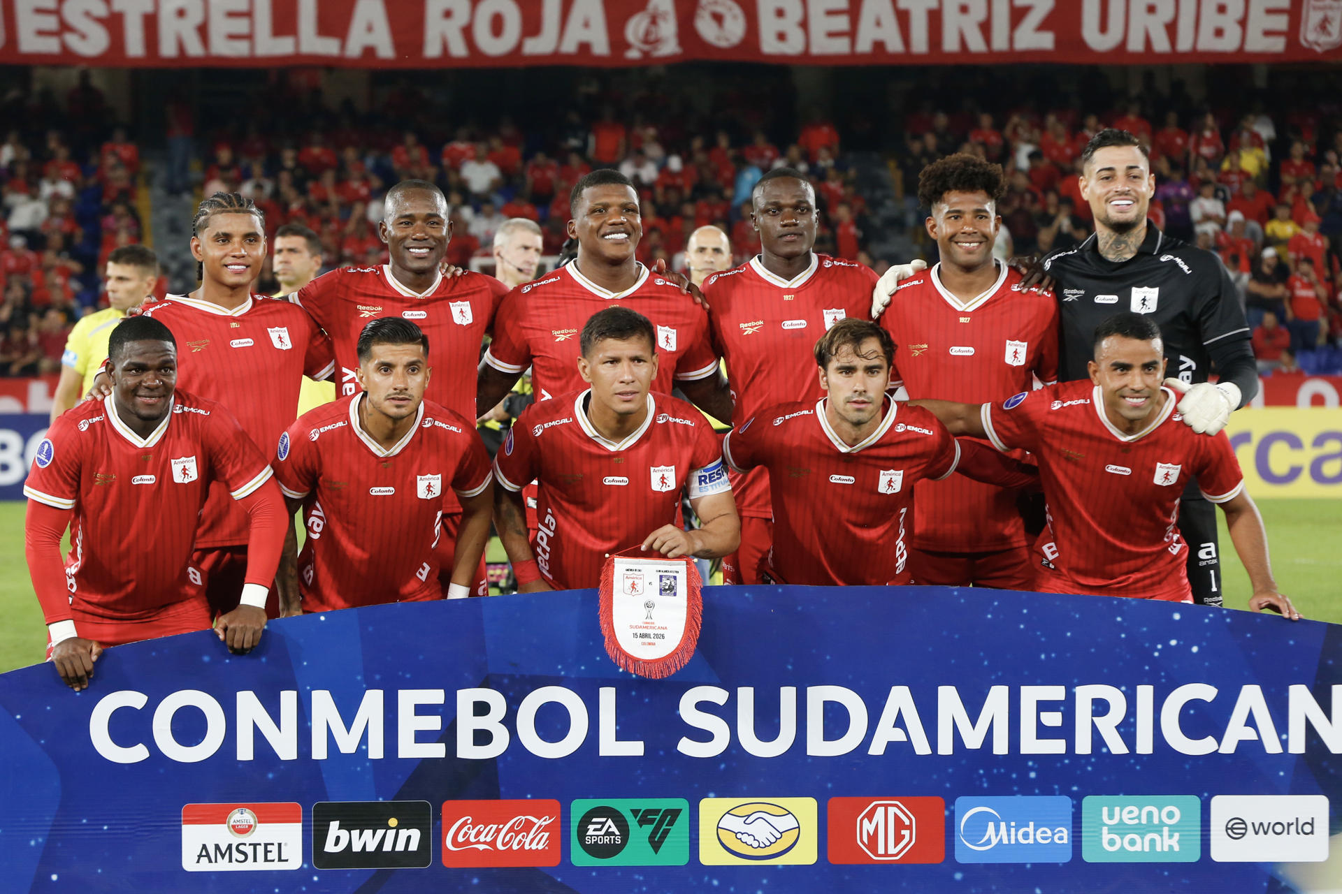AME4014. CALI (COLOMBIA), 15/04/2026.- Jugadores de América forman este miércoles, precio a un partido de la fase de grupos de la Copa Sudamericana entre América de Cali y Alianza Atlético en el estadio Olímpico Pascual Guerrero en Cali (Colombia). EFE/ Ernesto Guzmán Jr
