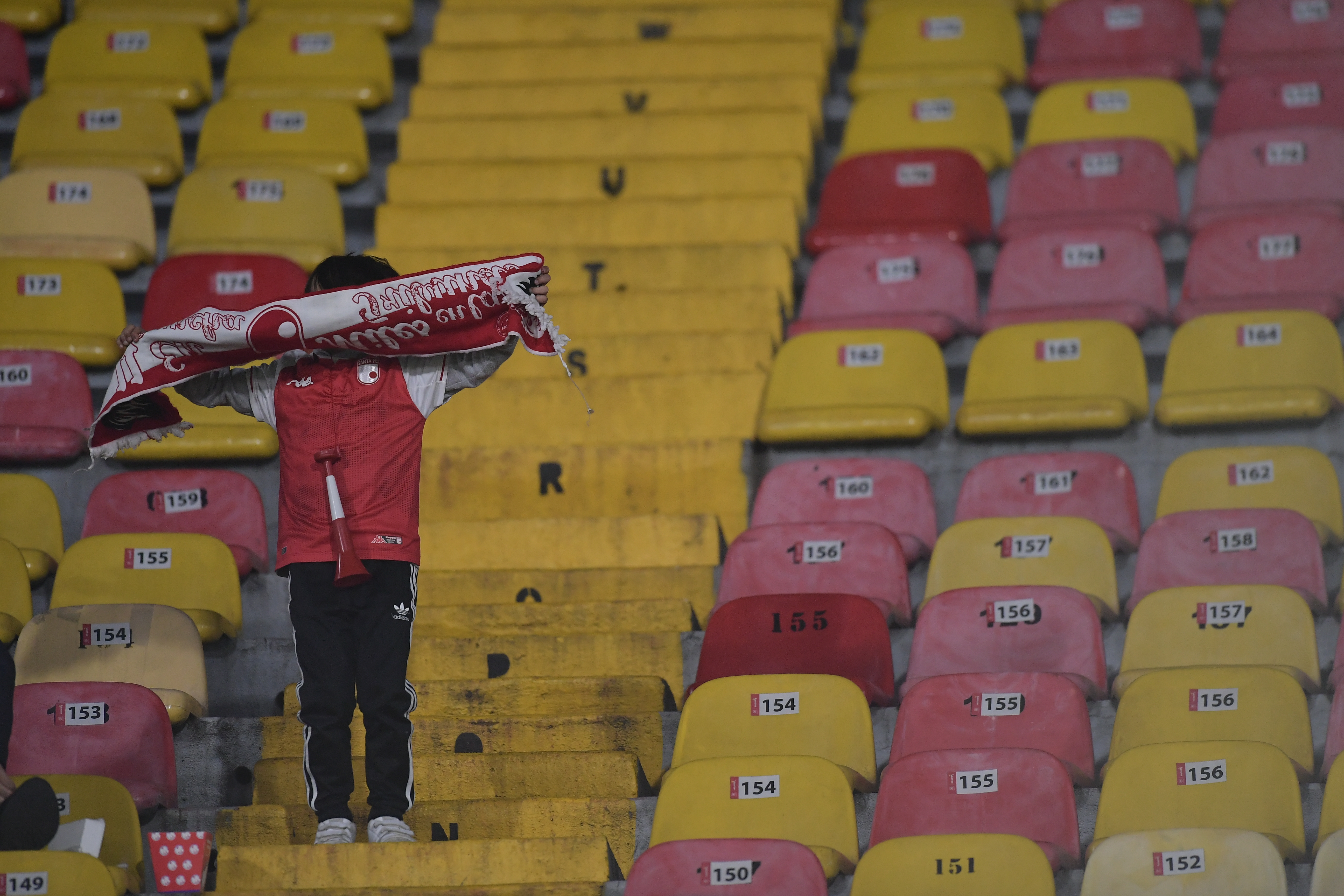 Jugadores, hinchas y partido correspondiente al clásico capitalino entre Independiente Santa Fe y Millonarios en el estadio El Campín en Bogotá