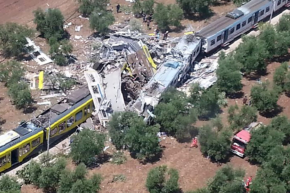 Imágenes del impactante choque de trenes en Italia