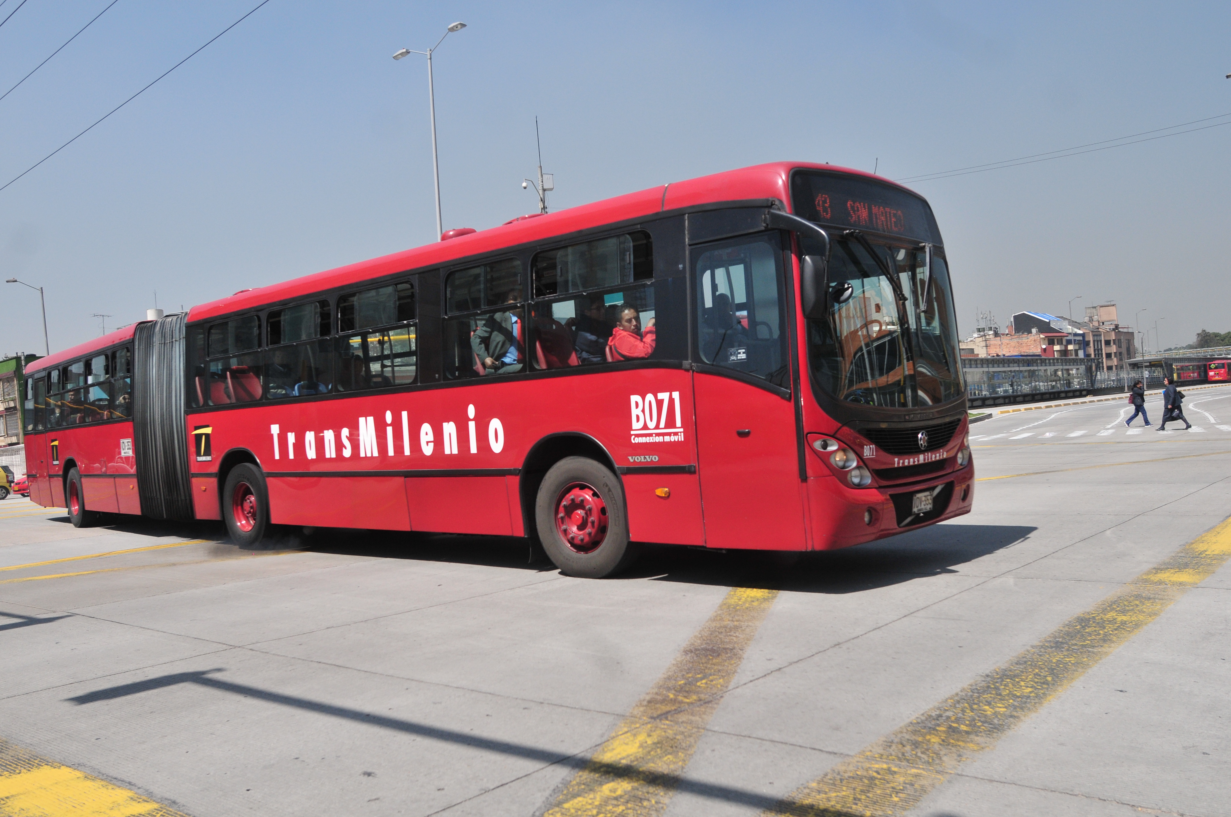 Ciudadanos golpean y desnudan a ladrón que intentó hurtar celular en Transmilenio