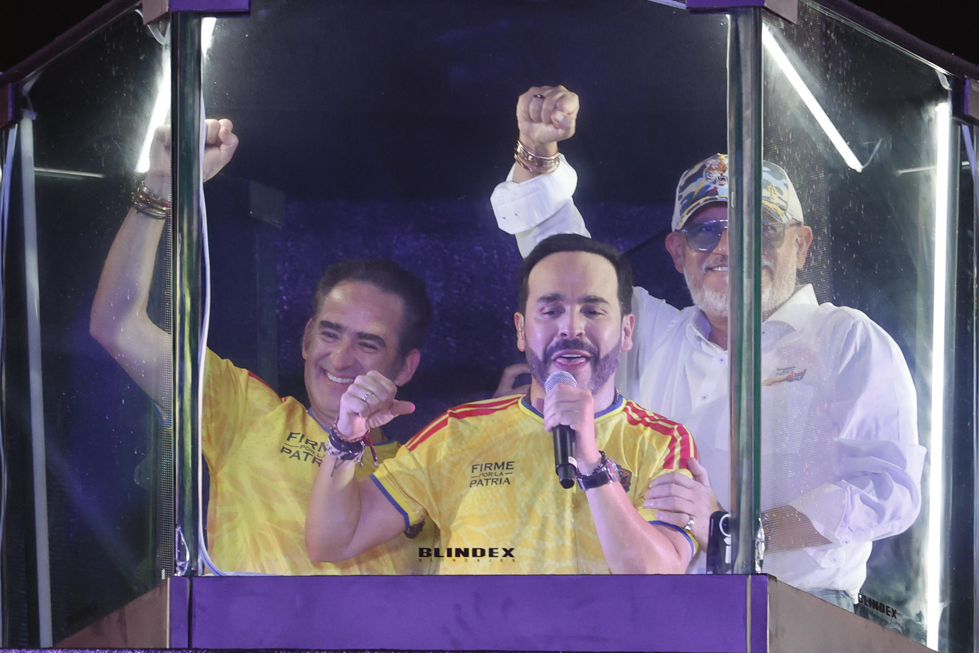 AME3261. BARRANQUILLA (COLOMBIA), 21/06/2026.- El ultraderechista Abelardo de la Espriella ganador de la segunda vuelta presidencial de este domingo en Colombia pronuncia un discurso, luego de los resultados preliminares que le dan el triunfo por delante del izquierdista Iván Cepeda, en Barranquilla (Colombia). EFE/ Mauricio Dueñas Castañeda
