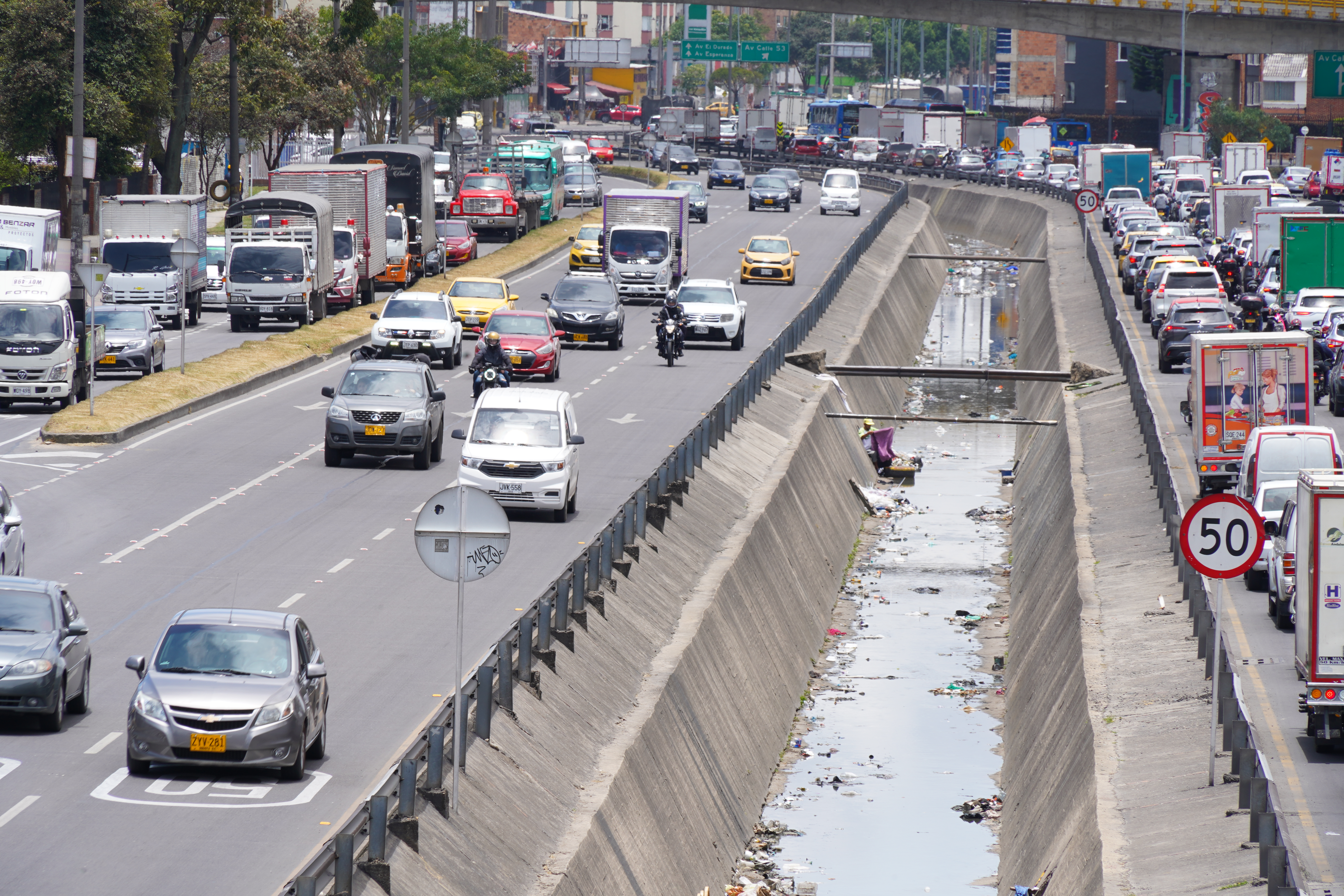 Bogotá: ¿Qué pasa con el exceso de basura en el canal de la Av. Boyacá?