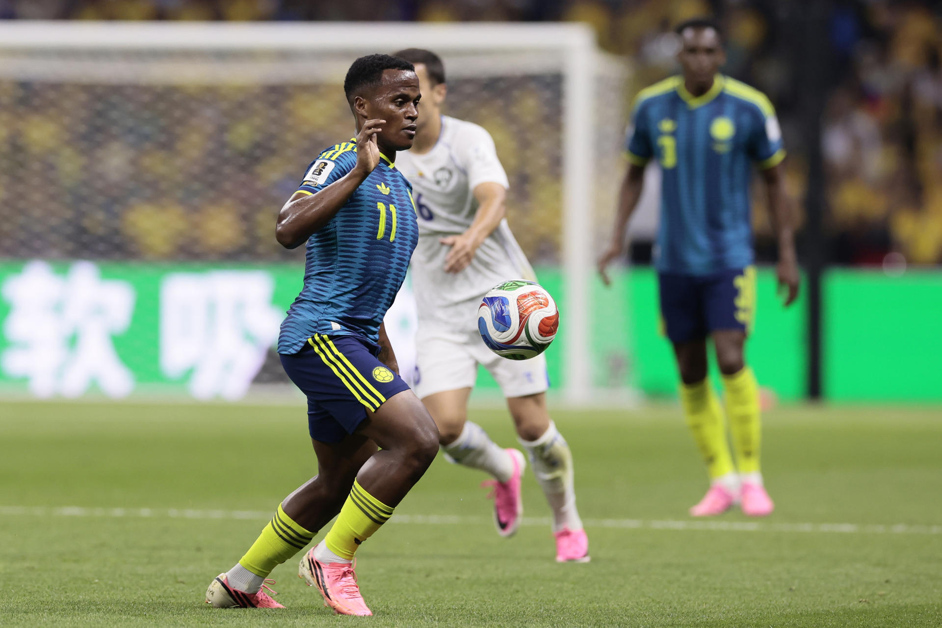 GR4299. CIUDAD DE MÉXICO (MÉXICO), 17/06/2026.- Jhon Arias de Colombia controla un balón este miércoles, en un partido del grupo K del Mundial de la FIFA 2026 entre Uzbekistán y Colombia, en el estadio Azteca en Ciudad de México (México). EFE/ José Méndez
