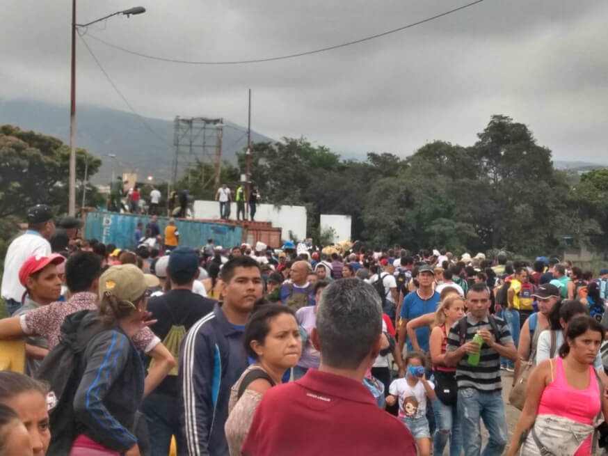 Se saltan vallas en la frontera para pasar por el Puente Simón Bolívar