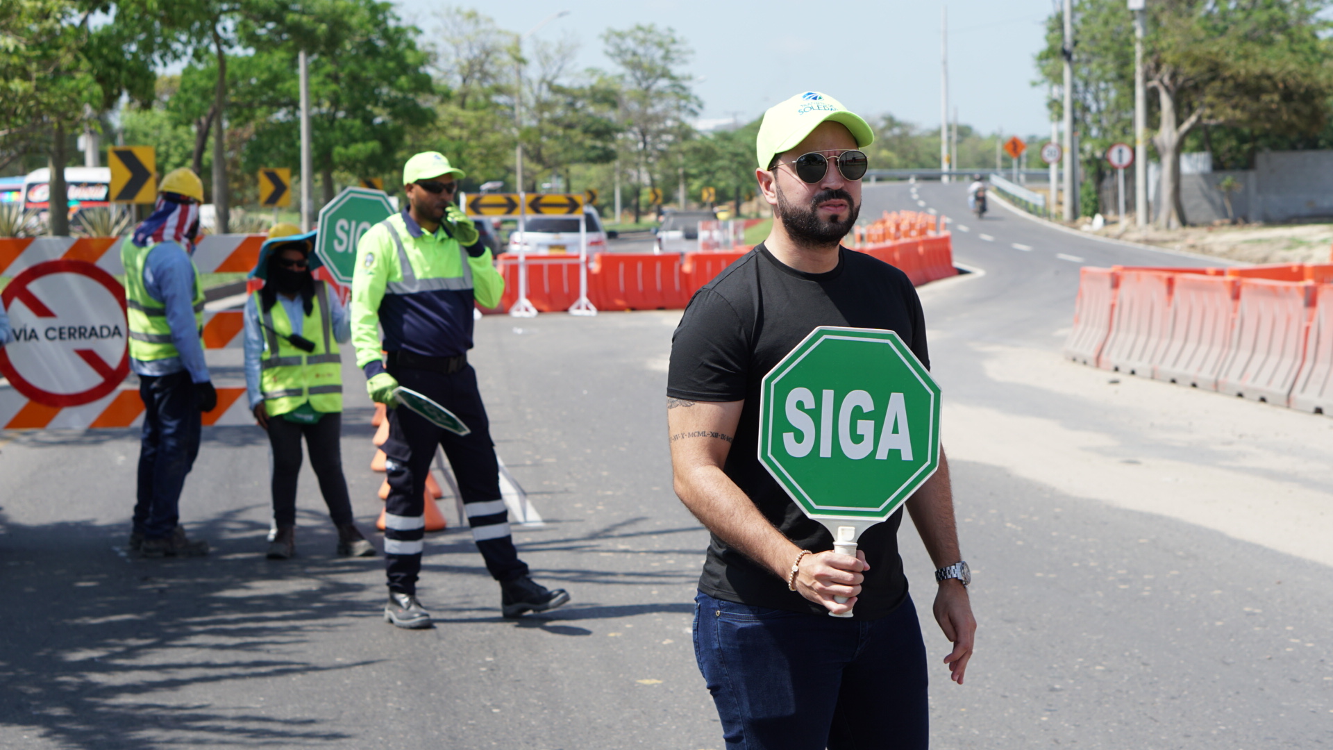El director de Tránsito Alfredo Burgos durante el cierre de la víaCortesía Alcaldía de Soledad