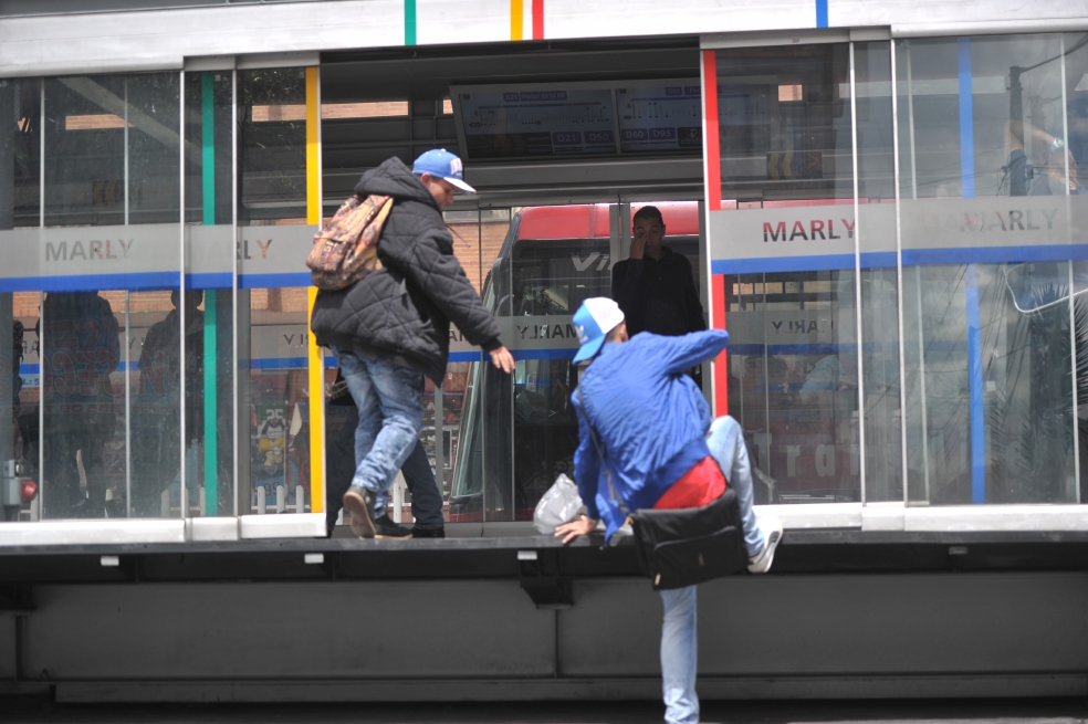En 2019 ya van tres muertos y 20 heridos por intentar colarse en Transmilenio