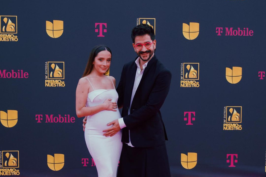 Evaluna desata polémica con sus extravagantes zapatos en los Premios Lo Nuestro
