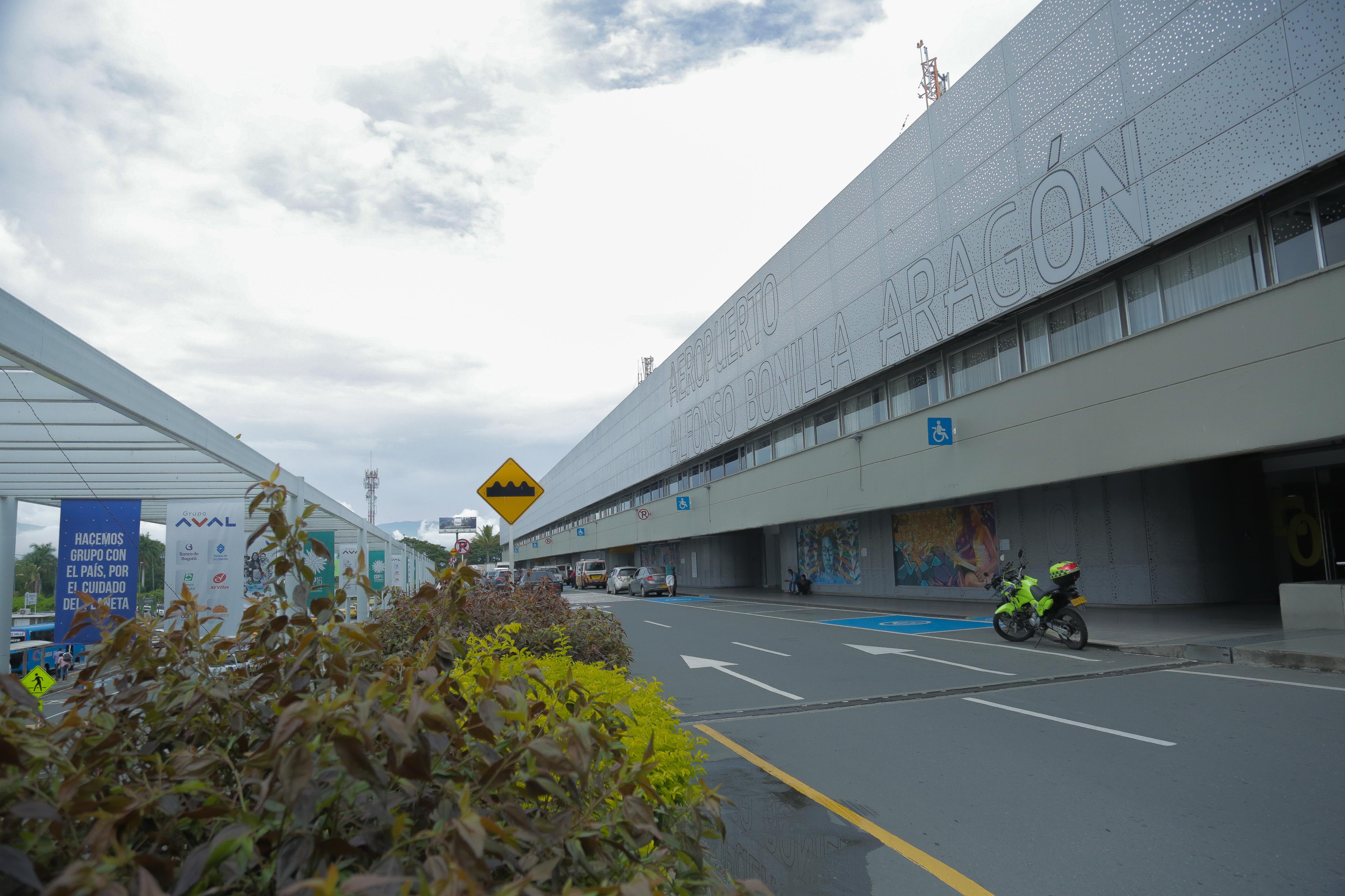 ¿Qué está pasando en el aeropuerto de Cali? Hay versiones encontradas sobre la operación