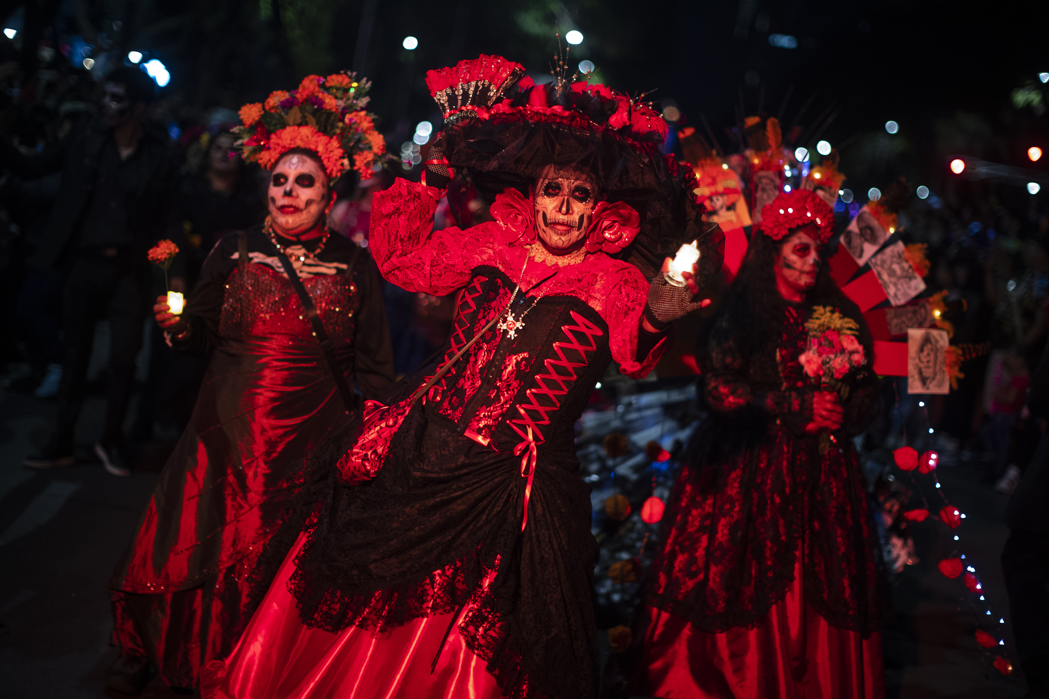 MEX9040.CIUDAD DE MÉXICO (MÉXICO), 22/10/2023.- Personas caracterizadas de Catrinas participan en la Procesión de Catrinas como parte de las celebraciones por el Día de Muertos, en Ciudad de México (México).Decenas de miles de mexicanos y turistas presenciaron este domingo la "Mega Procesión de las Catrinas", un desfile de esqueletos en Ciudad de México que sirve como antesala del Día de Muertos. EFE/Isaac Esquivel