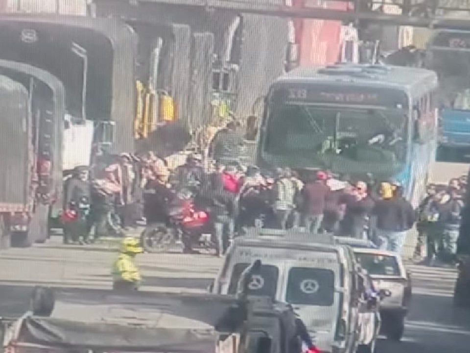 Vía Bogotá-Villavicencio: camioneros bloquean exigiendo apertura del corredor