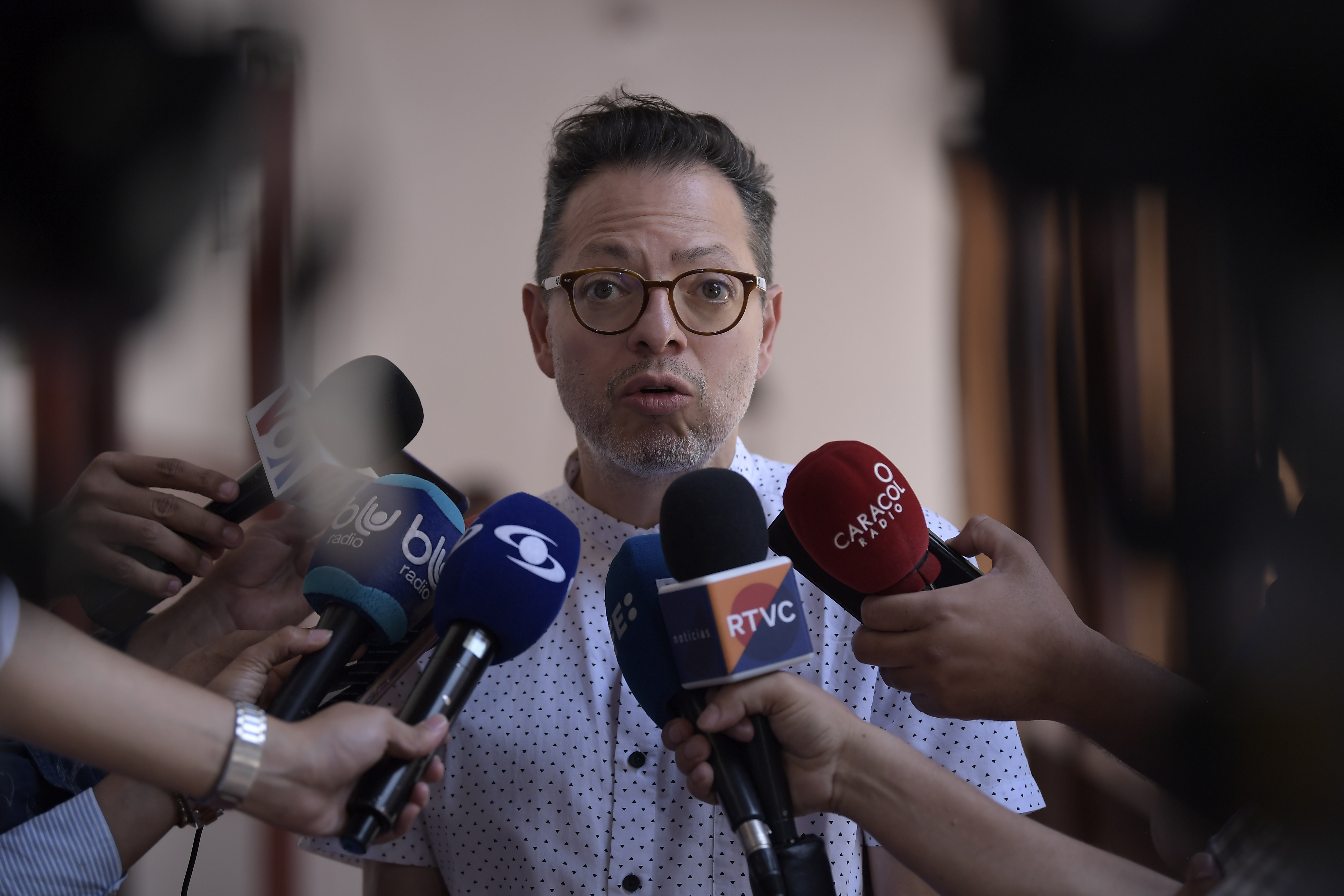 Ministro de Cultura responde frente a imágenes de IA compartidas por Gustavo Petro