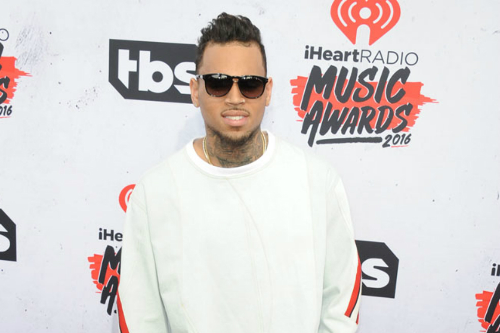 Chris Brown enfrenta demanda por agresión sexual