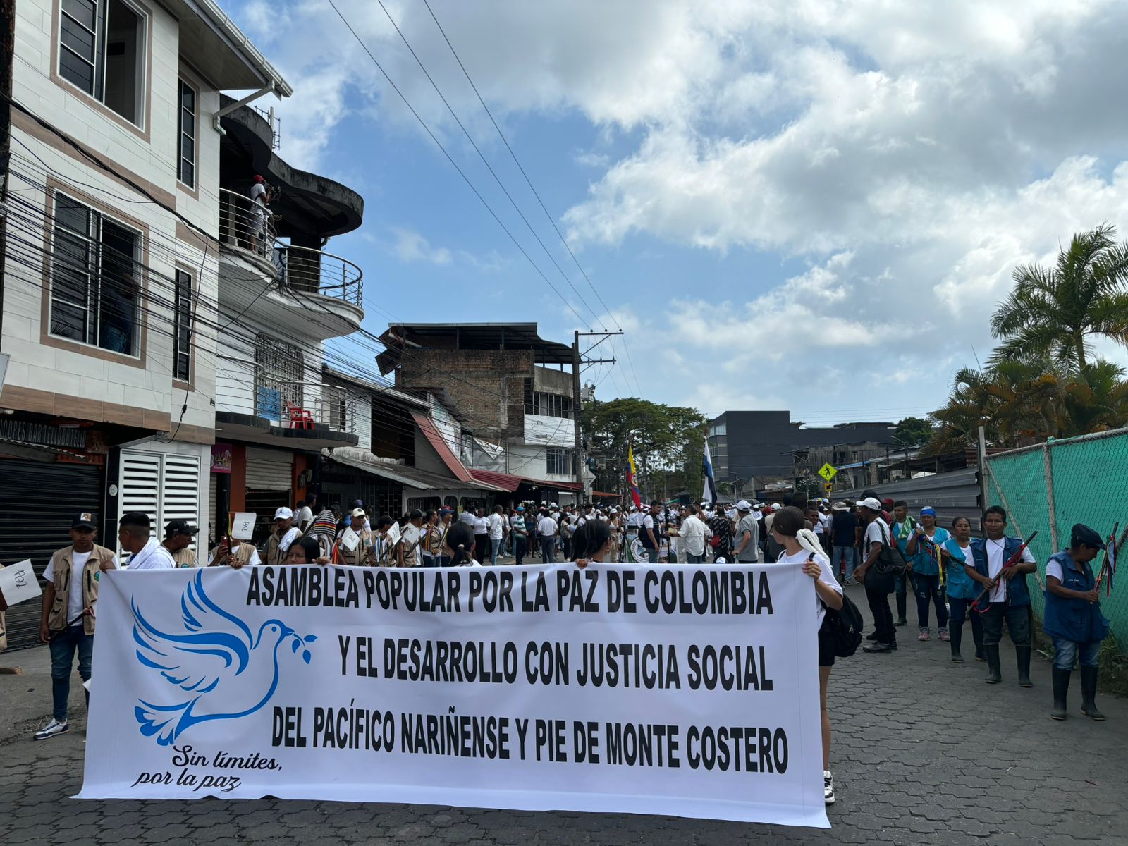Las comunidades en Tumaco hicieron una movilización que acompañó la reunión preparatoria de los diálogos entre el Gobierno y la Segunda Marquetalia