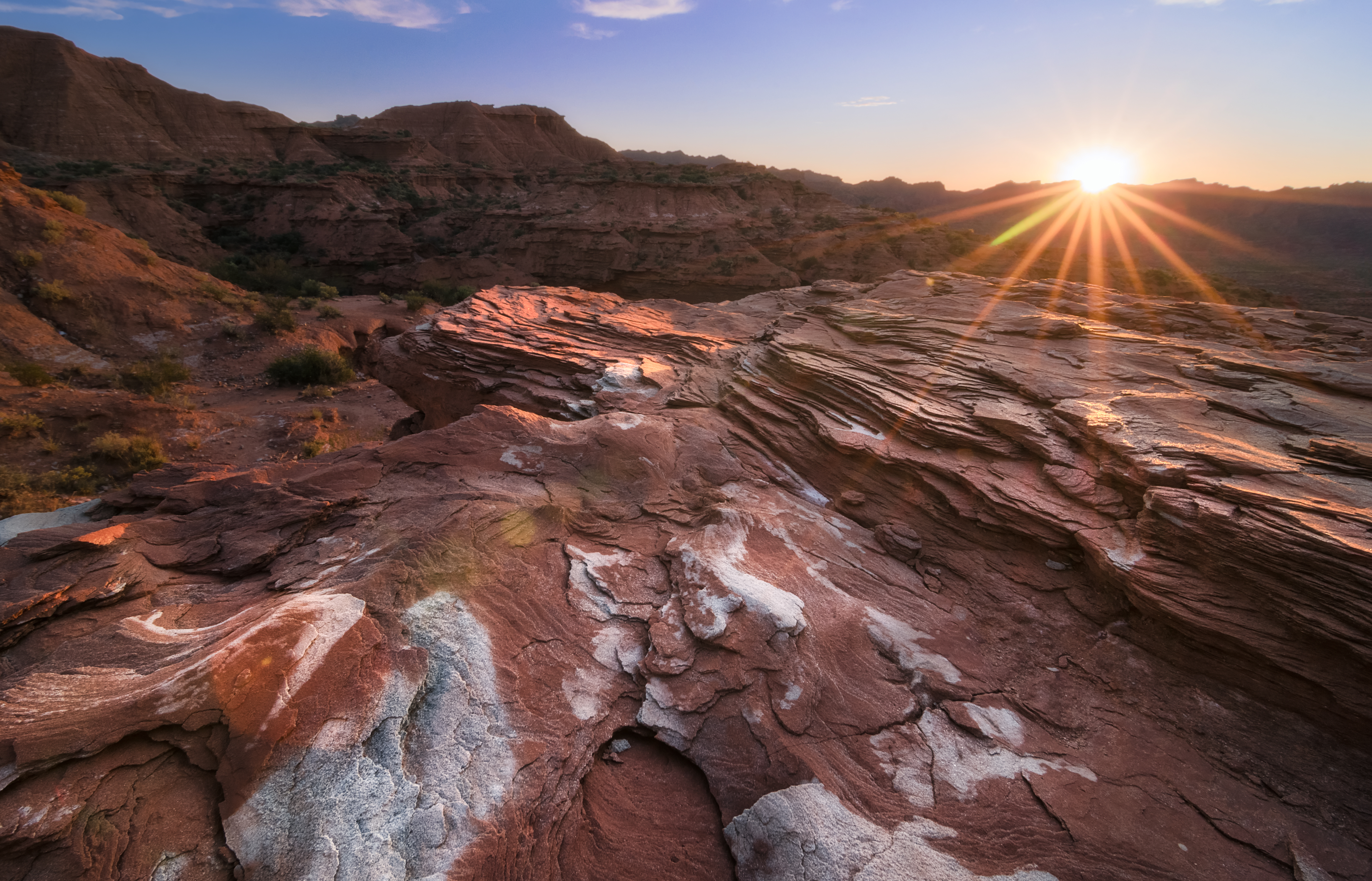 La gran diversidad de recursos: sierras, valles, embalses, termas y salinas conforman una amplia oferta turístico en San Luis. Ejemplo de ello es el Parque Nacional Sierra de las Quijadas.