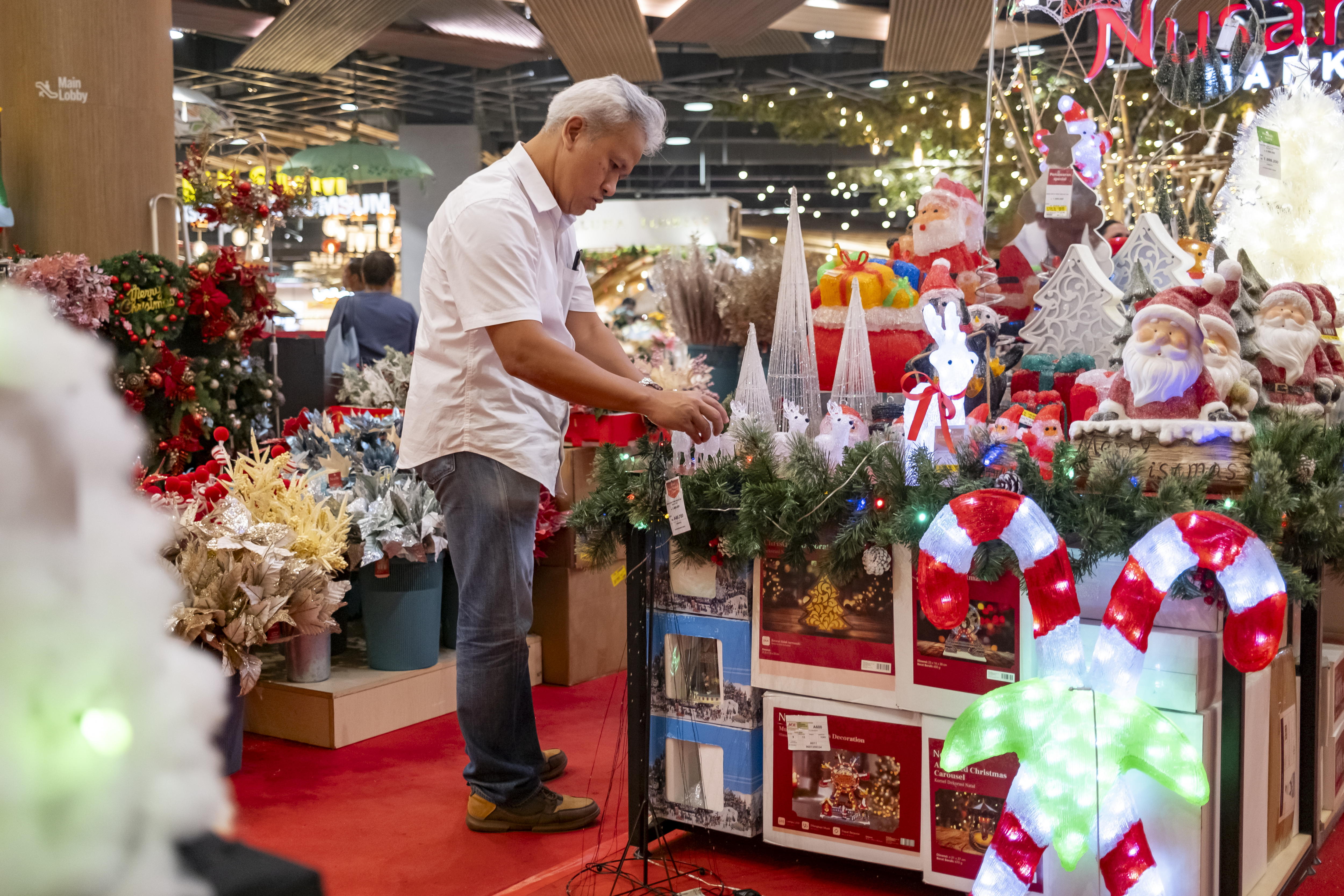 Denpasar (Indonesia), 20/12/2024.- A man shops for Christmas decorations at a mall in Denpasar, Bali, Indonesia, 20 December 2024. Christmas Day is a Christian holiday observed generally on 25 December to commemorate the birth of Jesus. EFE/EPA/MADE NAGI