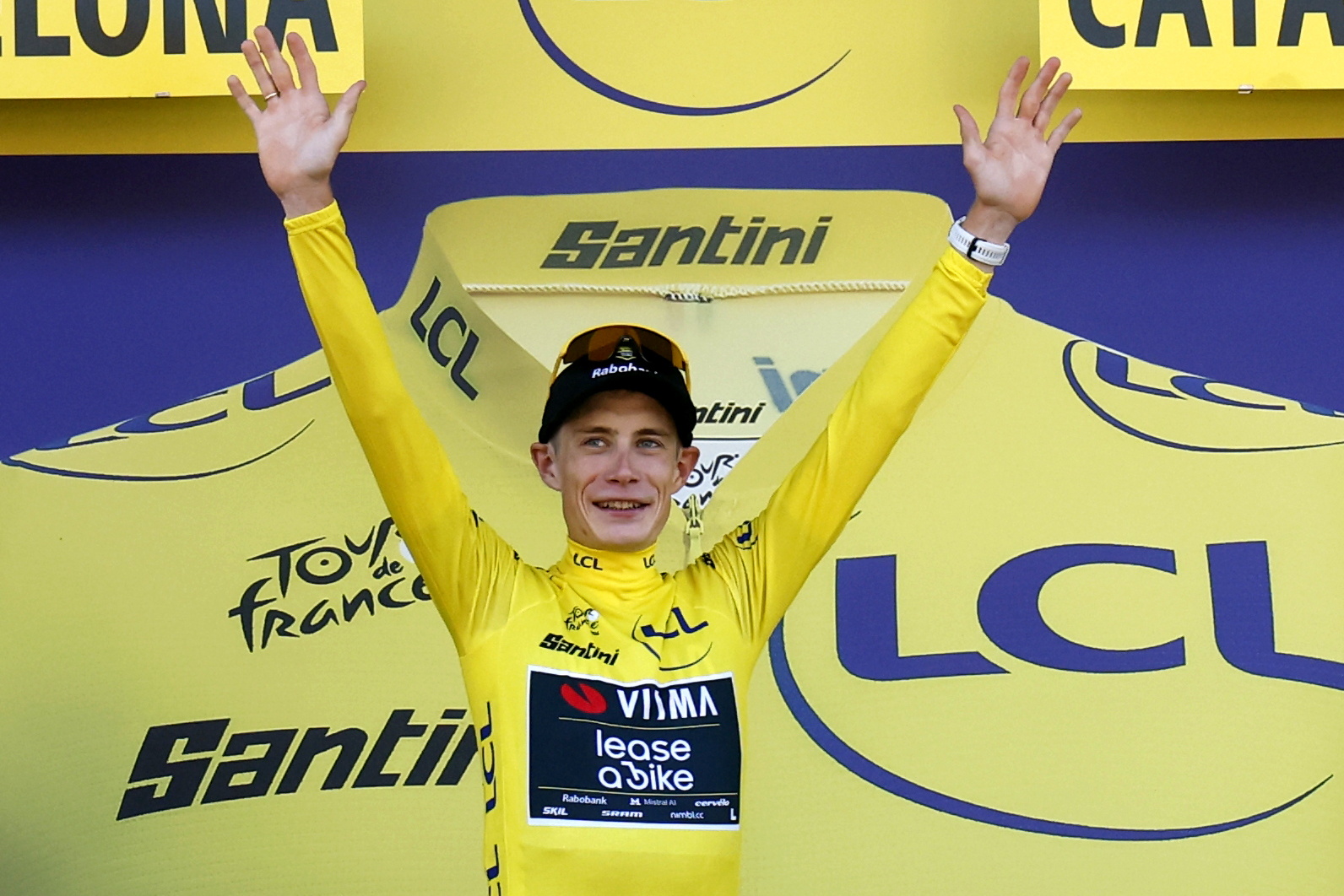 Barcelona (Spain), 04/07/2026.- Yellow Jersey overall leader Danish cyclist Jonas Vingegaard of Team Visma | Lease a Bike celebrates on the podium after the 1st stage of the Tour de France cyling tour, a Team Time Trial over 19.6km in Barcelona, Spain, 04 July 2026. (Ciclismo, Francia, España) EFE/EPA/GUILLAUME HORCAJUELO