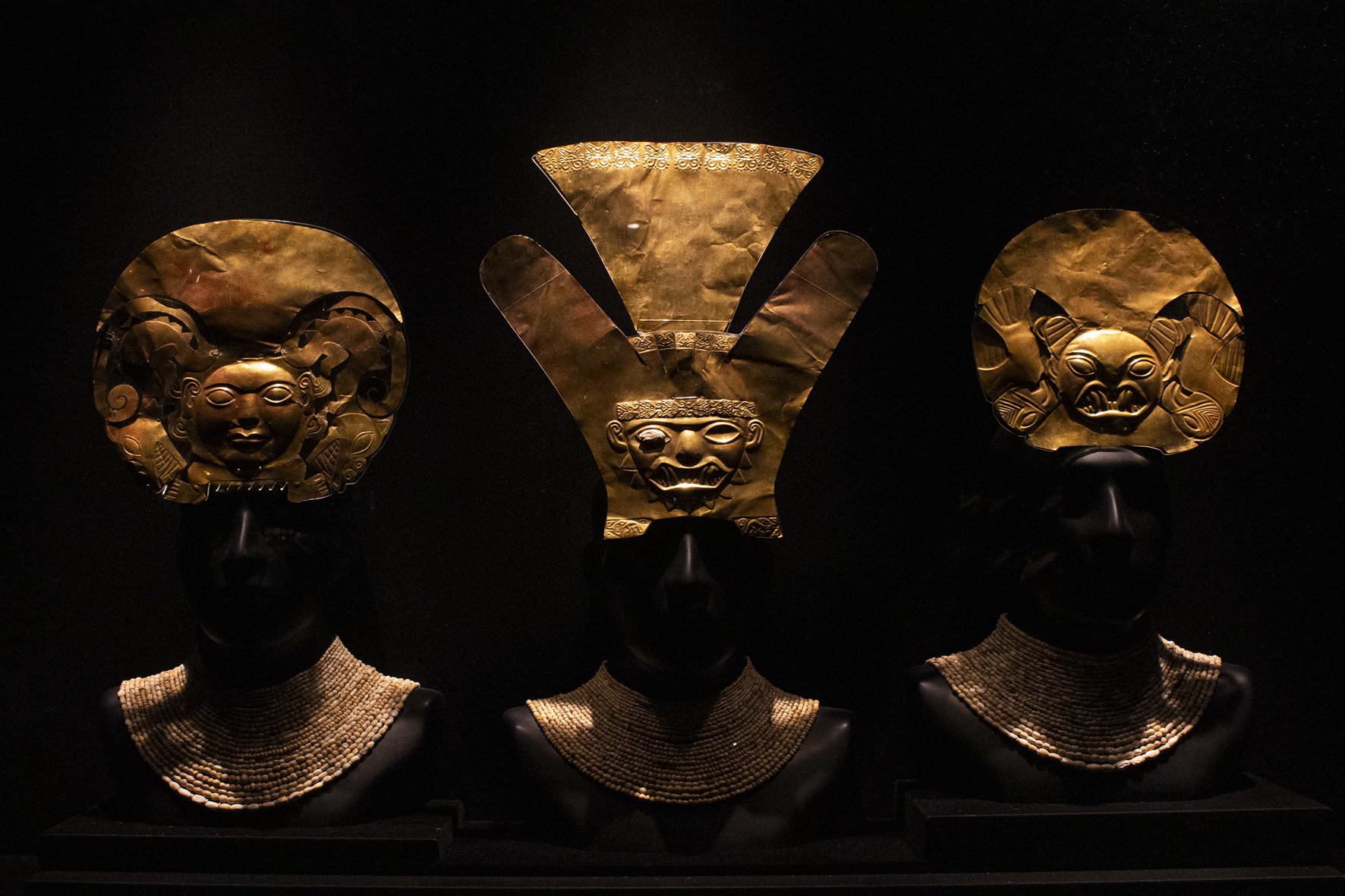 El Museo Larco fue fundado en 1926 por Rafael Larco Hoyle, pionero de la arqueología peruana, y alberga una extensa colección de arte precolombino de aproximadamente 45.000 piezas arqueológicas. Situado en una casona virreinal del siglo XVIII y rodeado por hermosos jardines, el Museo Larco es un espacio que estimula e inspira, y donde se puede disfrutar y comprender la fascinante historia del antiguo Perú