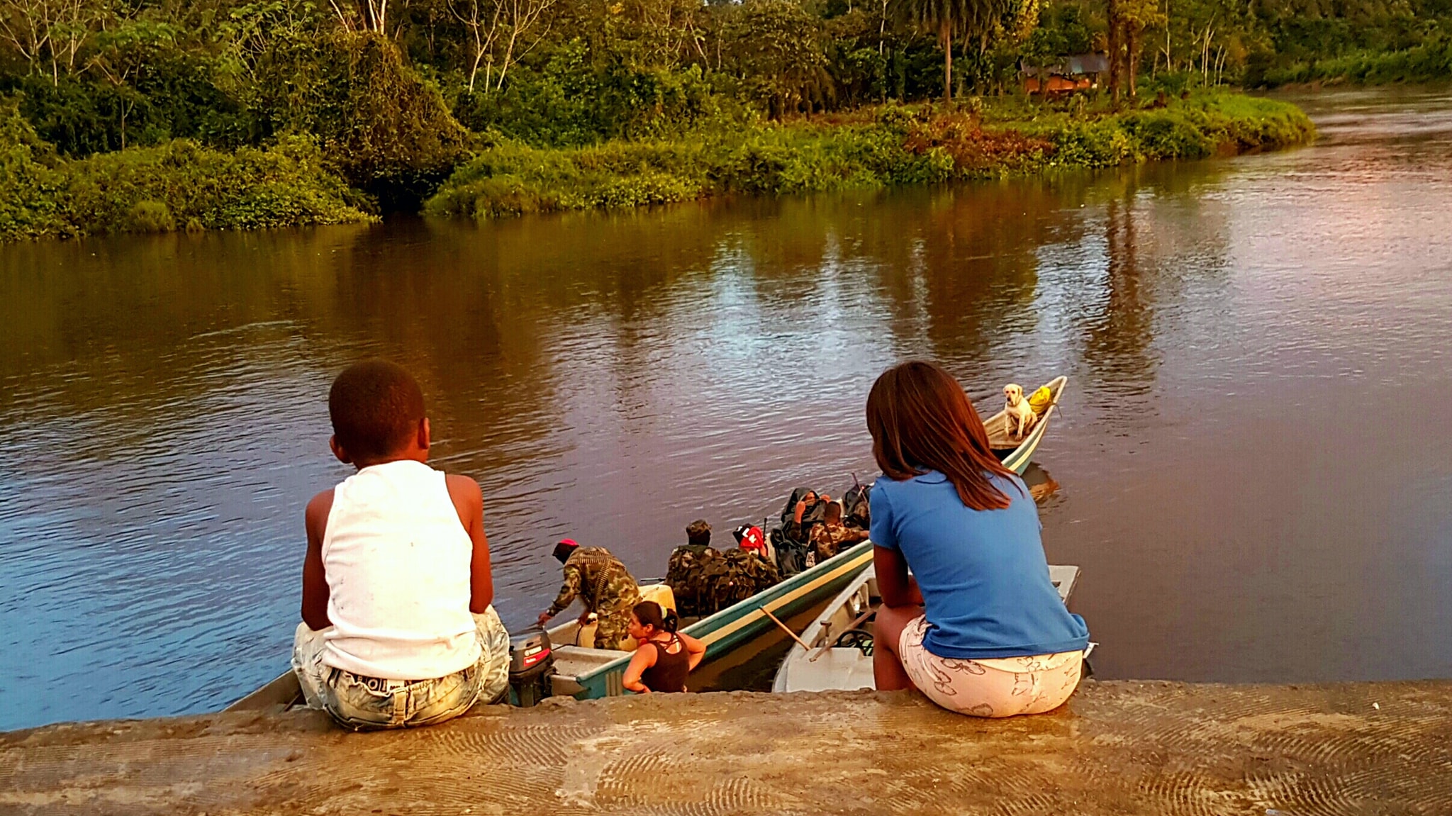 Niños mirando la guerra.