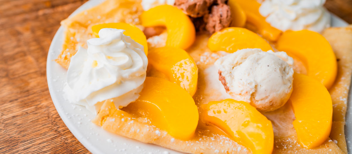 ¿Cómo hacer crepes de durazno en almíbar con crema chantilly?