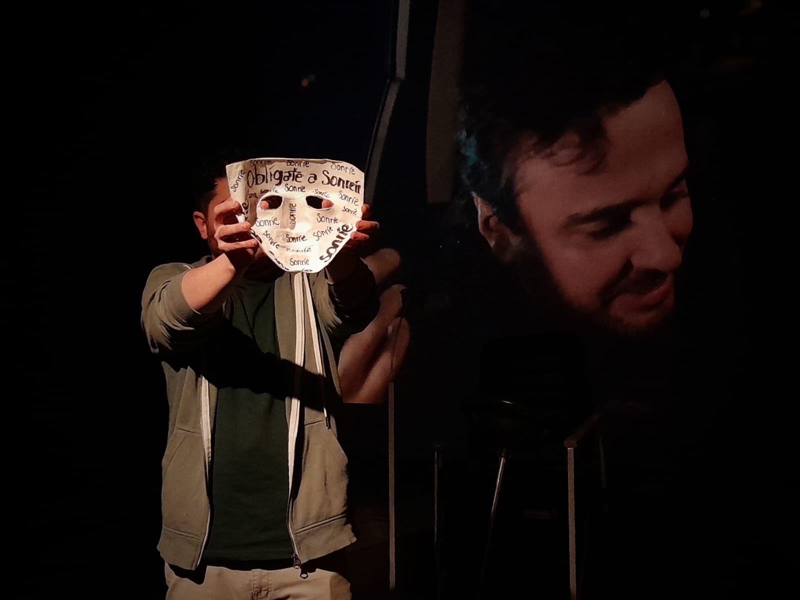 La obra también desvela las máscaras que pueden haber detrás de una persona que sufre un trastorno mental, que quizás se muestra como alguien sonriente, aunque internamente esté sufriendo.
