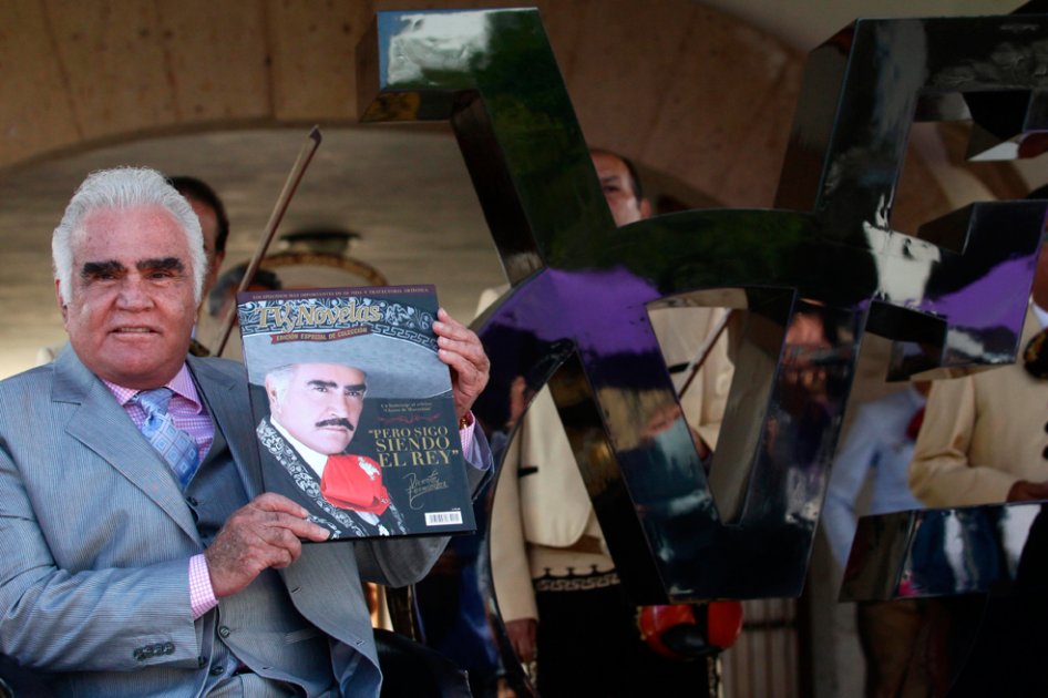 Vicente Fernández muestra su libro "Pero sigo siendo el rey".
