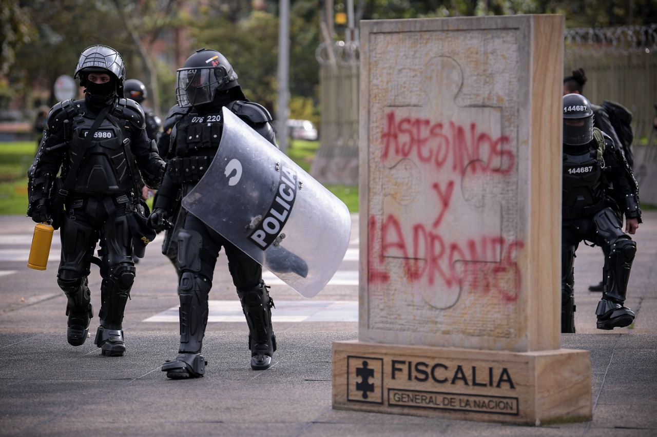 De acuerdo con las autoridades, fueron 1.110 los uniformados designados para acompañar las movilizaciones de hoy.