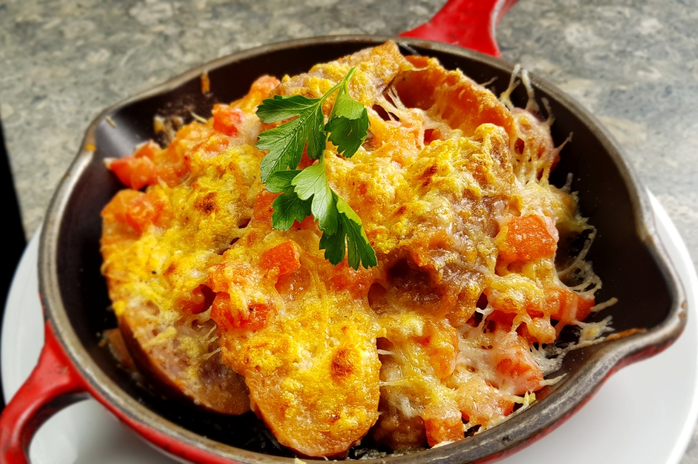 Papitas nativas con hogao y queso paipa