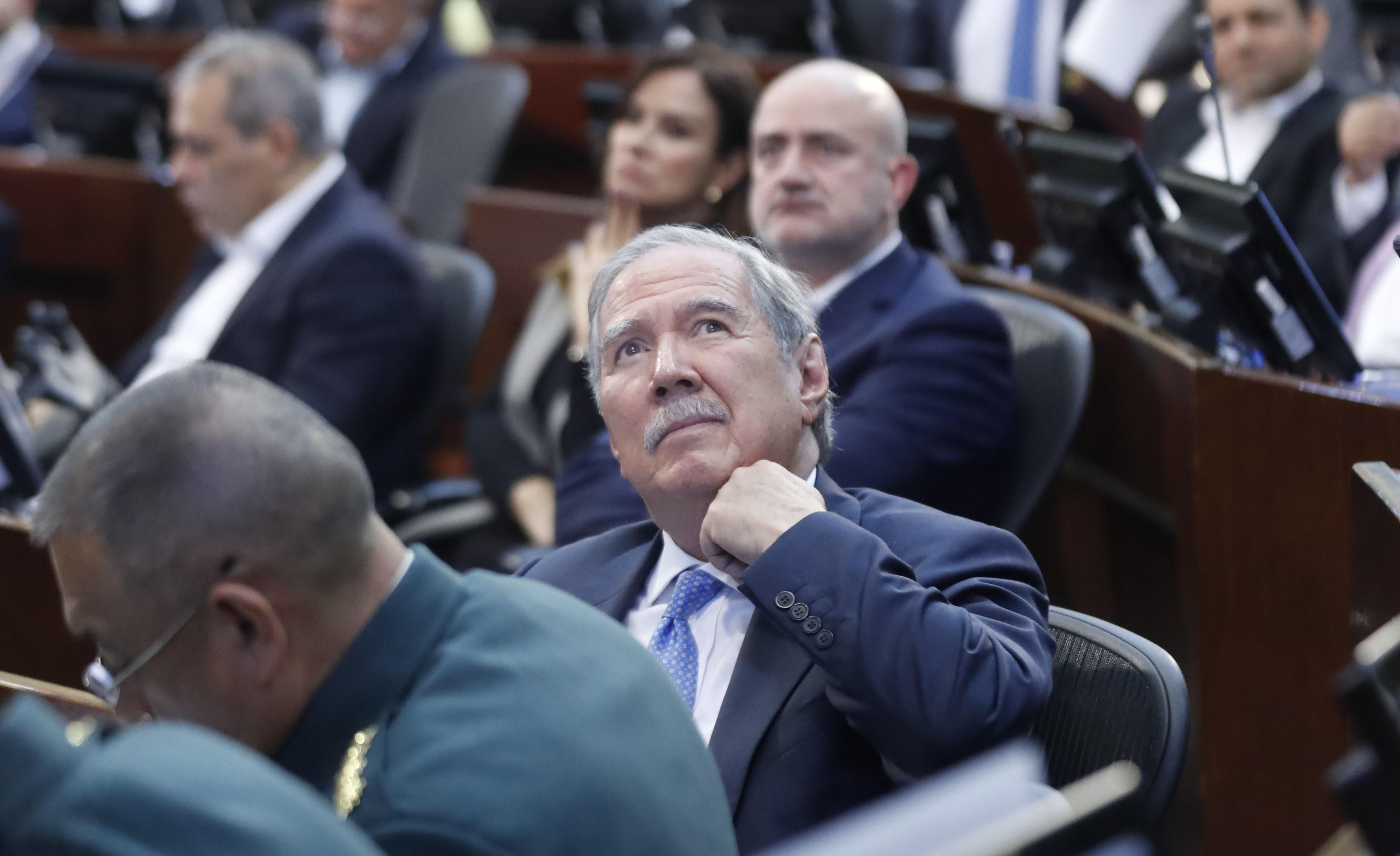 Moción de censura continúa en Senado a pesar de renuncia de mindefensa 