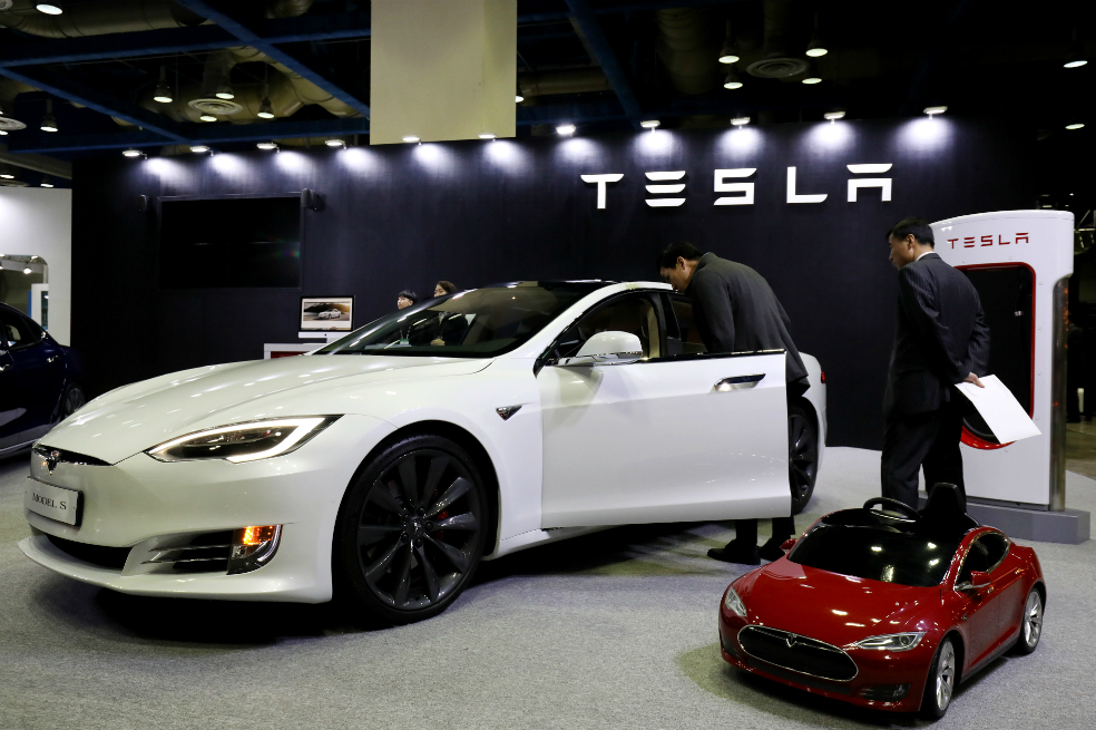 California abre investigación a condiciones laborales de Tesla