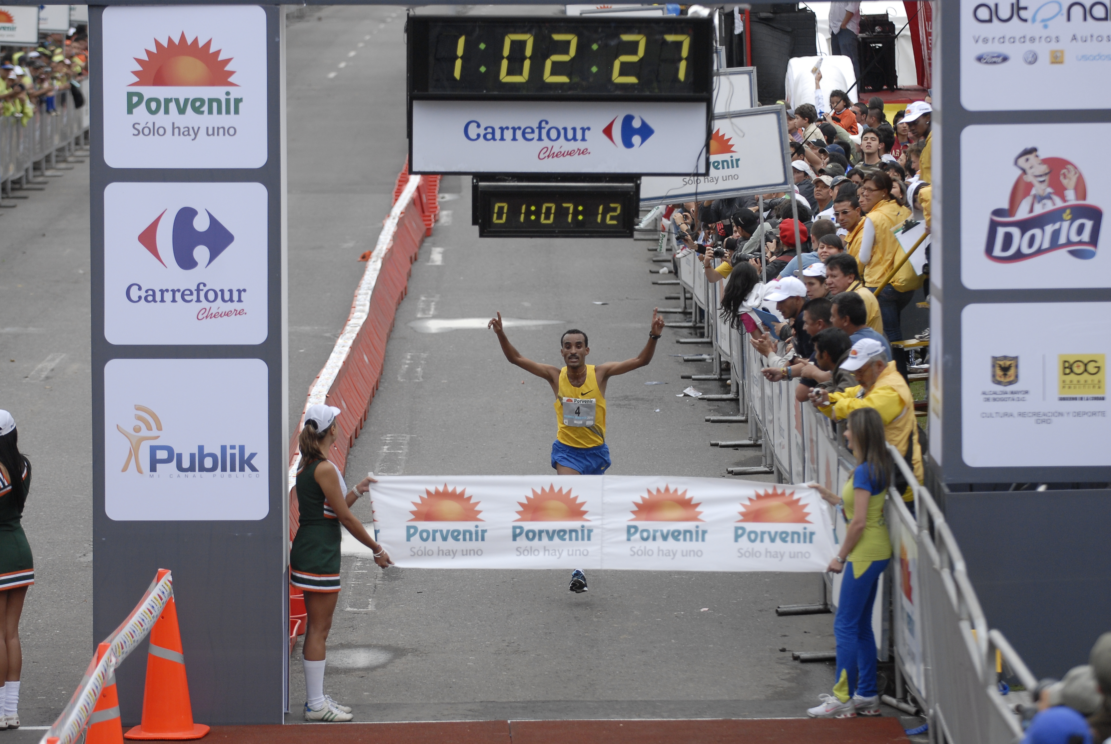 El etiope Deriba Merga	celebra su victoria en la Media Maratón de Bogotá de 2010.